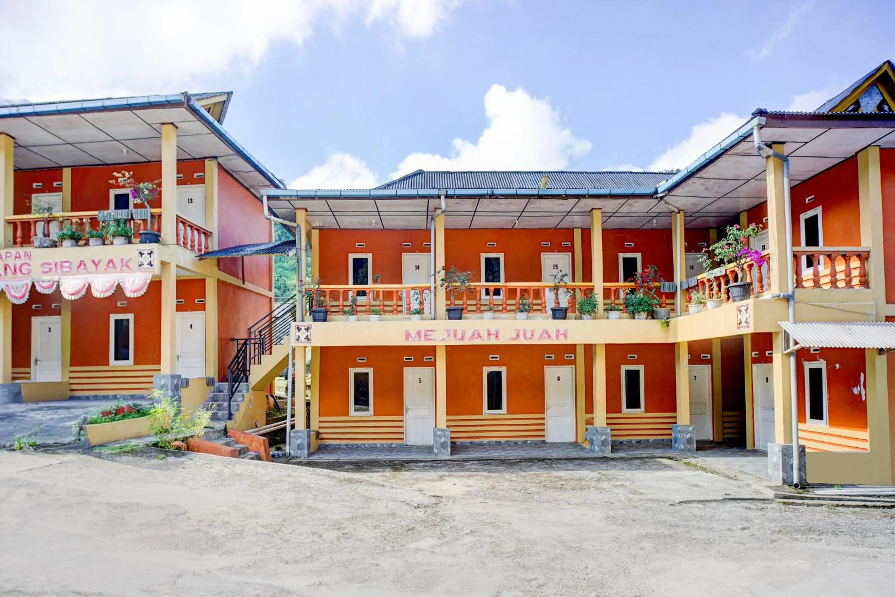 Facade/entrance in Hotel O Rudang Rudang Sibayak