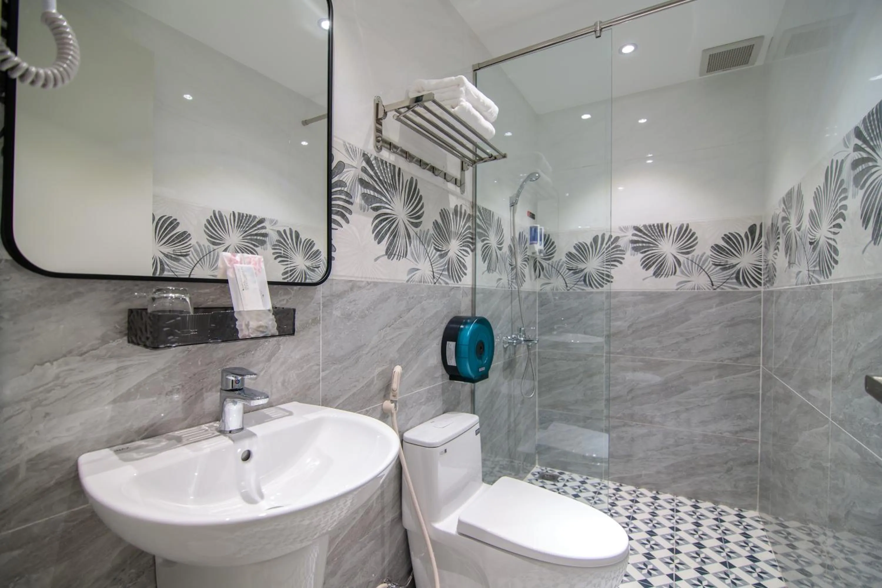 Shower in Bin Bin Hotel 11 Near Island Diamond