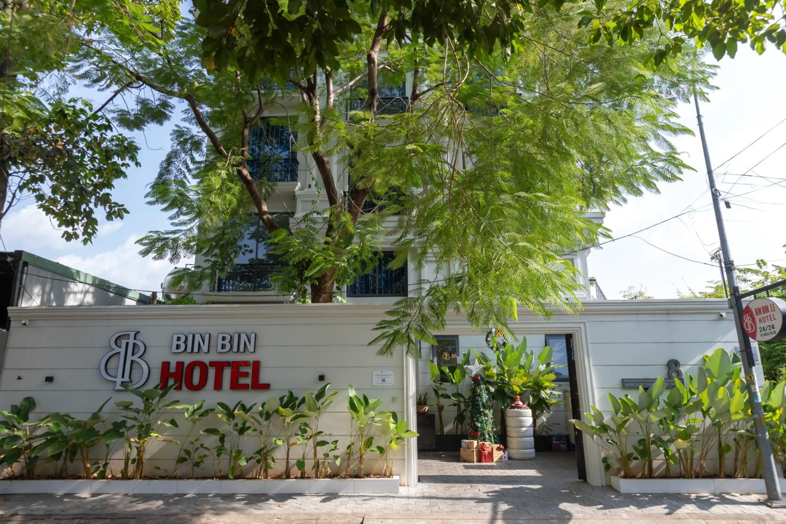 Property building in Bin Bin Hotel 11 Near Island Diamond