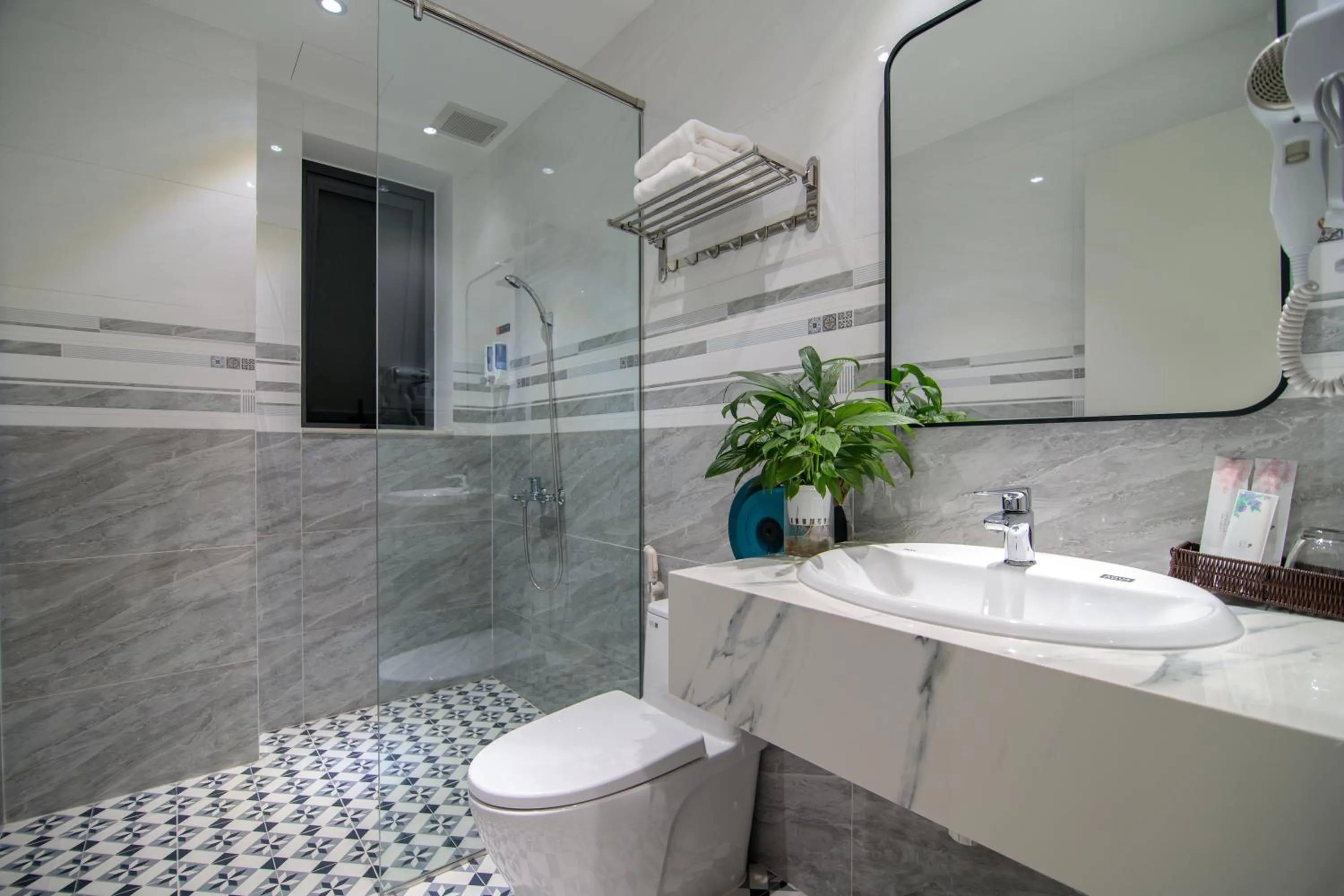 Shower in Bin Bin Hotel 11 Near Island Diamond