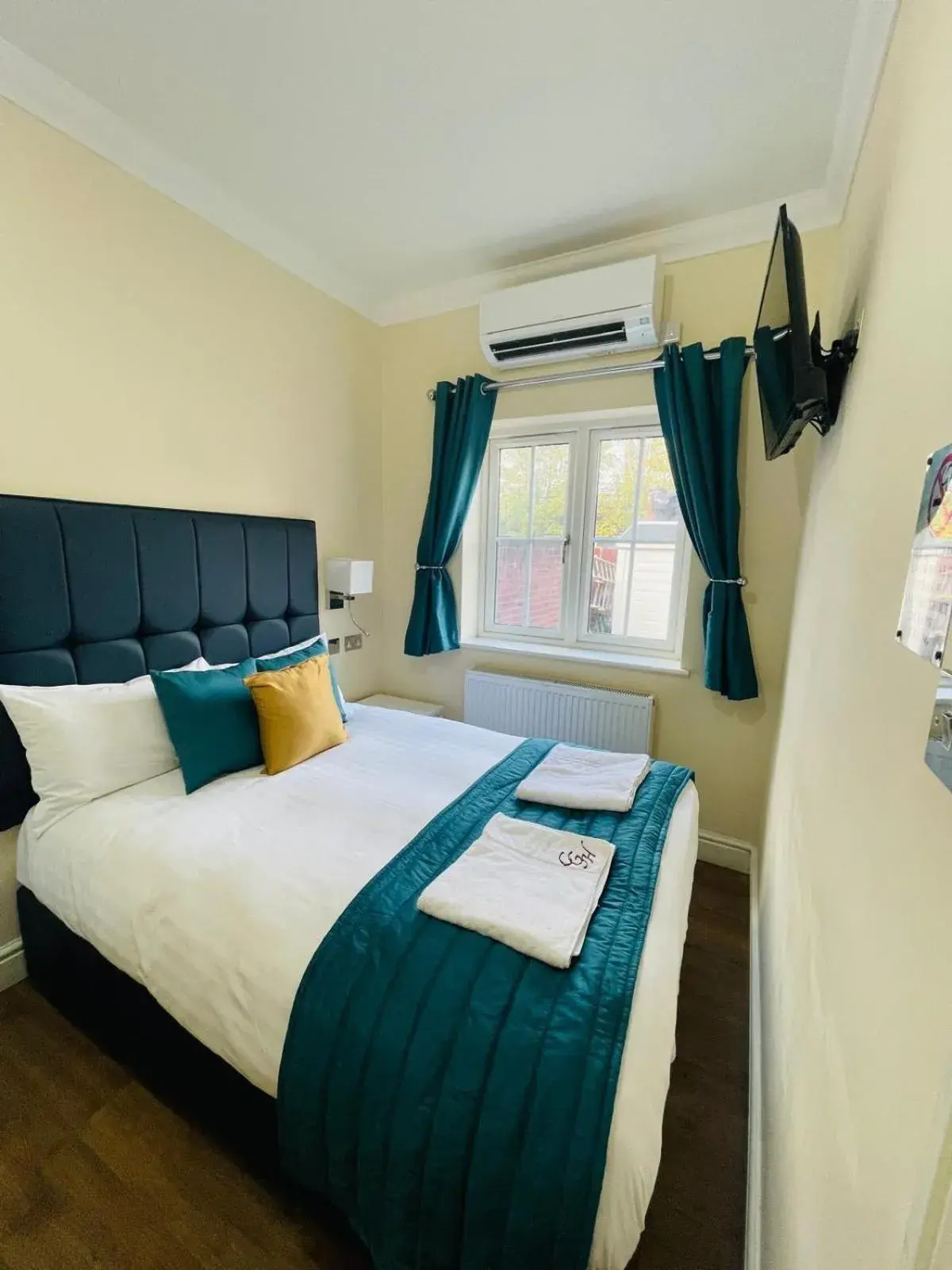 Double Room in Crompton Guest House Double Room in Crompton Guest House