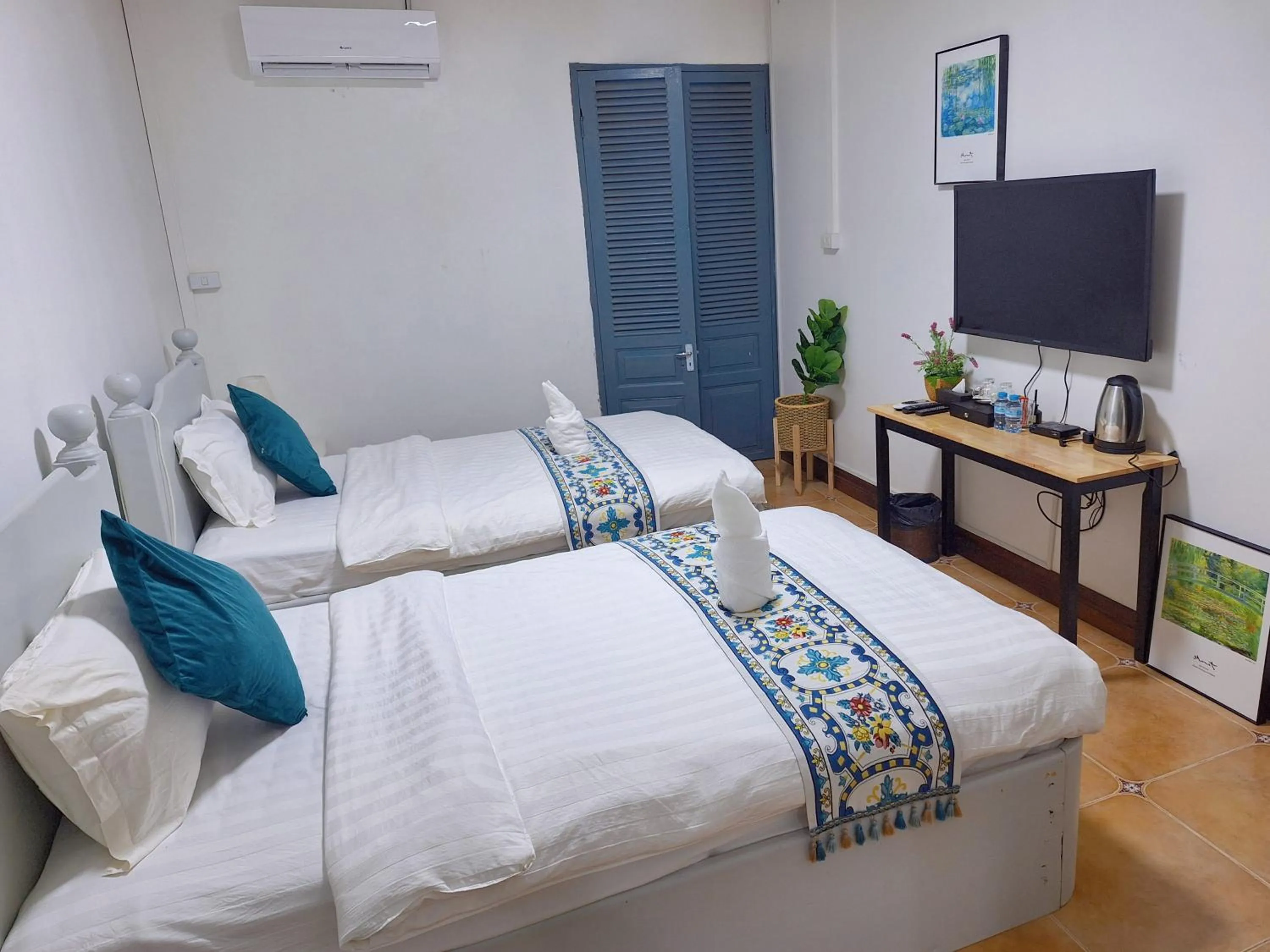 Bed in Monsane villa