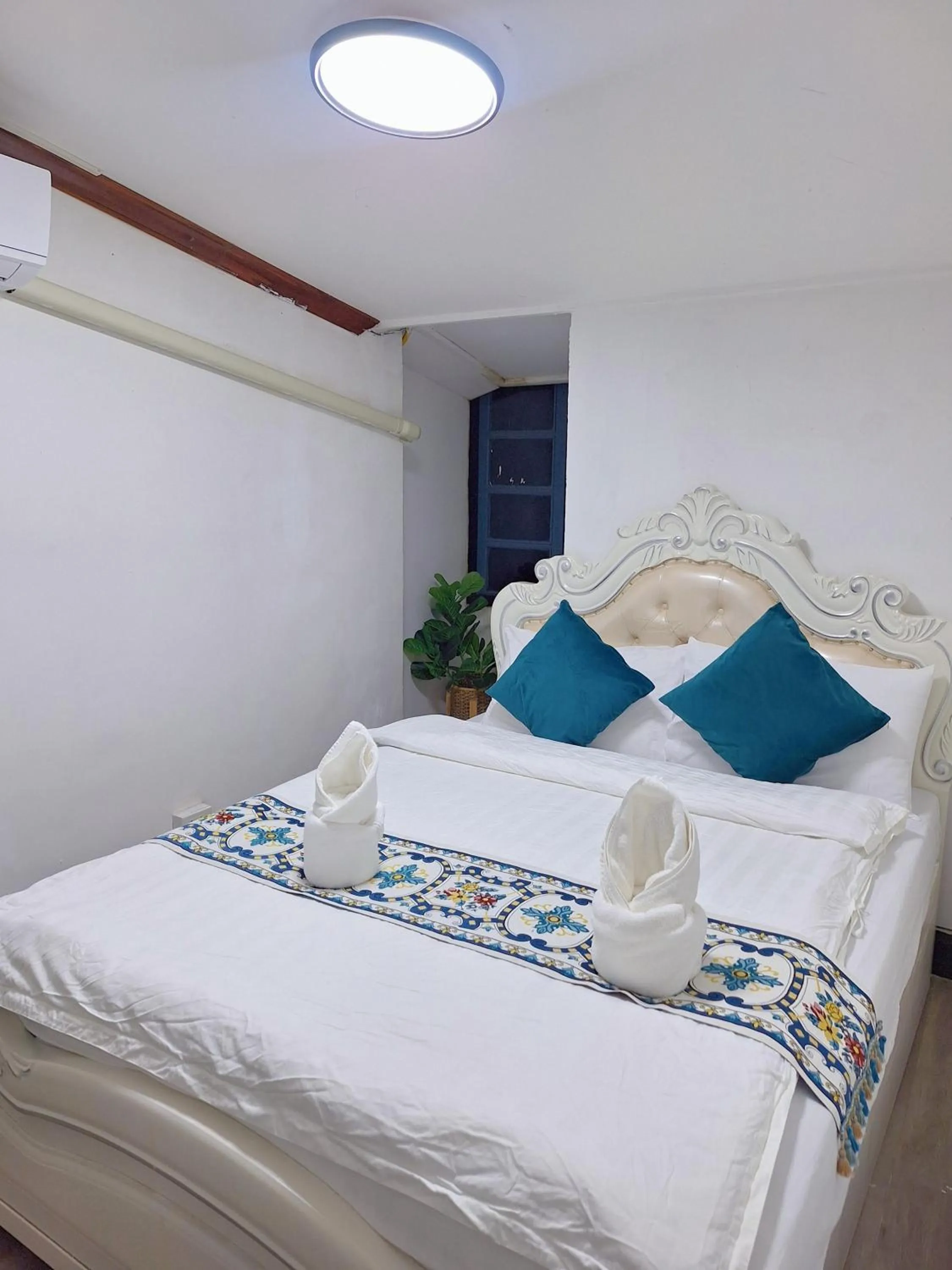 Bed in Monsane villa