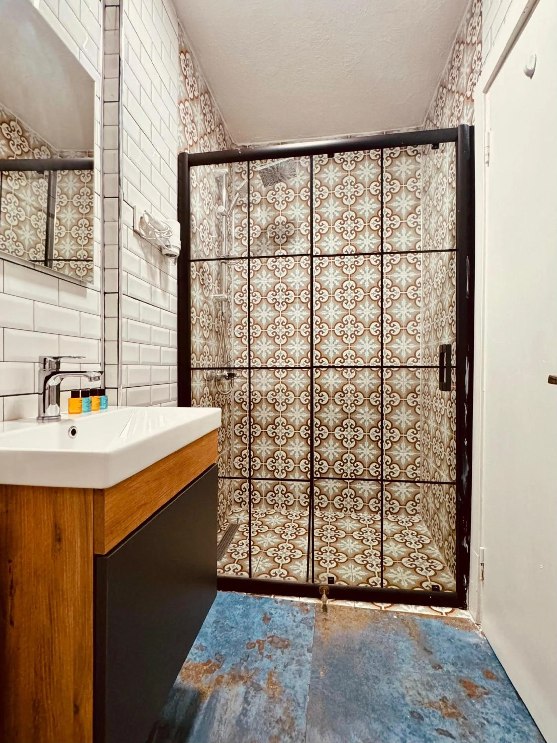 Shower in THE BEYBÛN HOTEL İstiklal Street Taksim