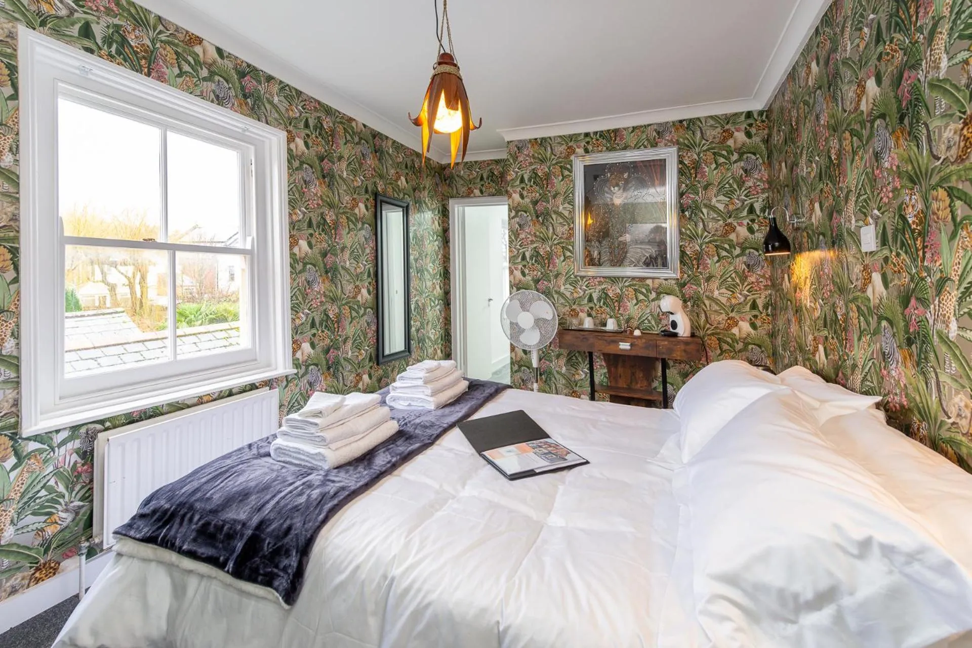 Photo of the whole room, Bed in Bosuns Chair