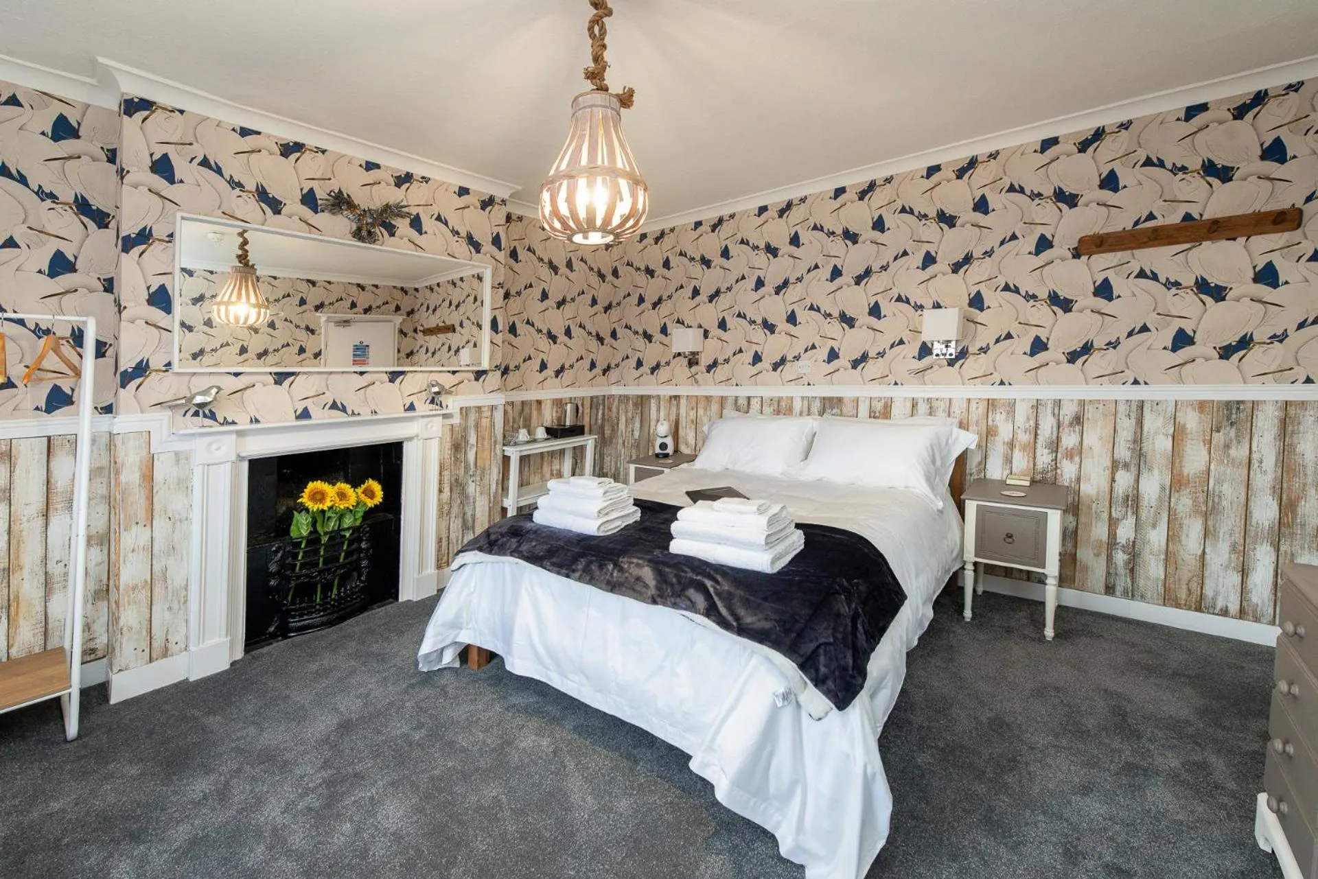 Photo of the whole room, Bed in Bosuns Chair