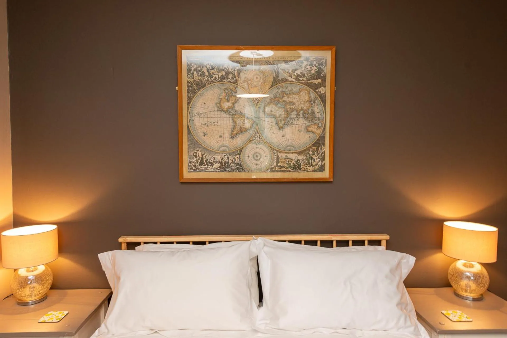 Photo of the whole room, Bed in Bosuns Chair