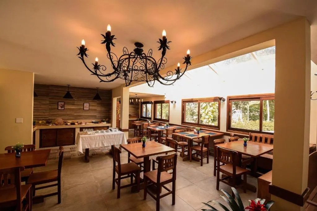 Restaurant/places to eat in Pousada Paris Hostelli