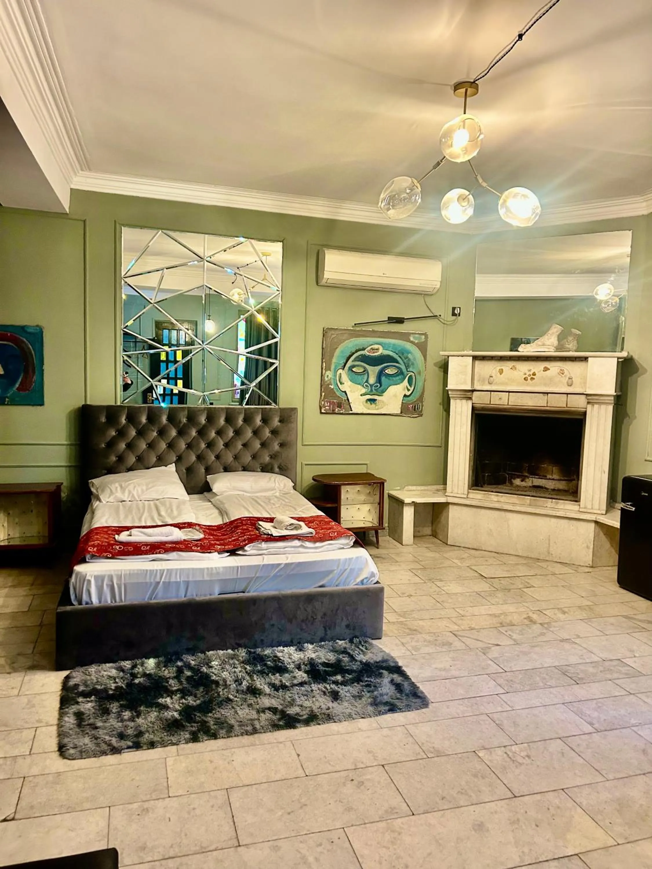 Bed in Art Hotel Home