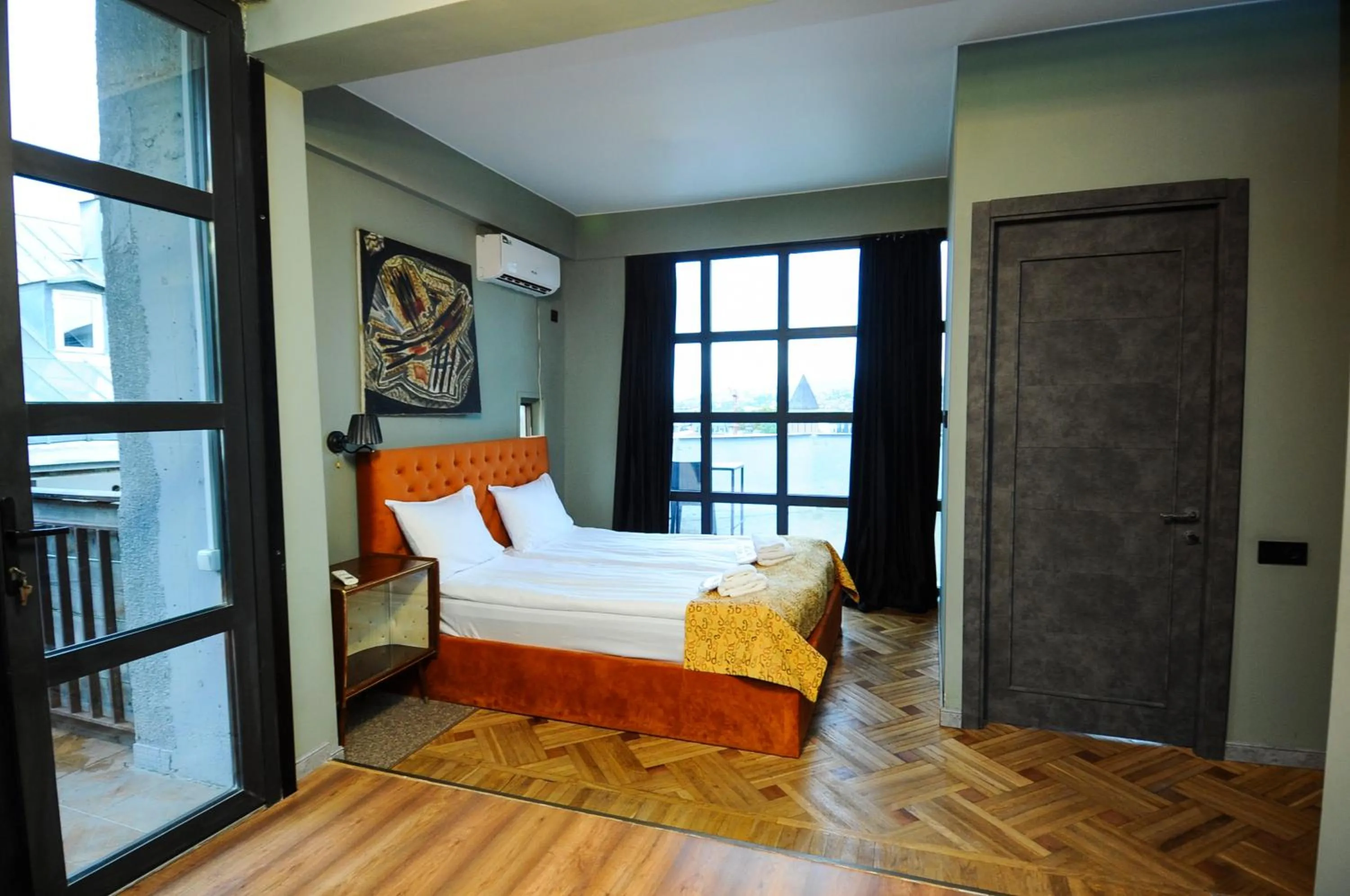 Bed in Art Hotel Home