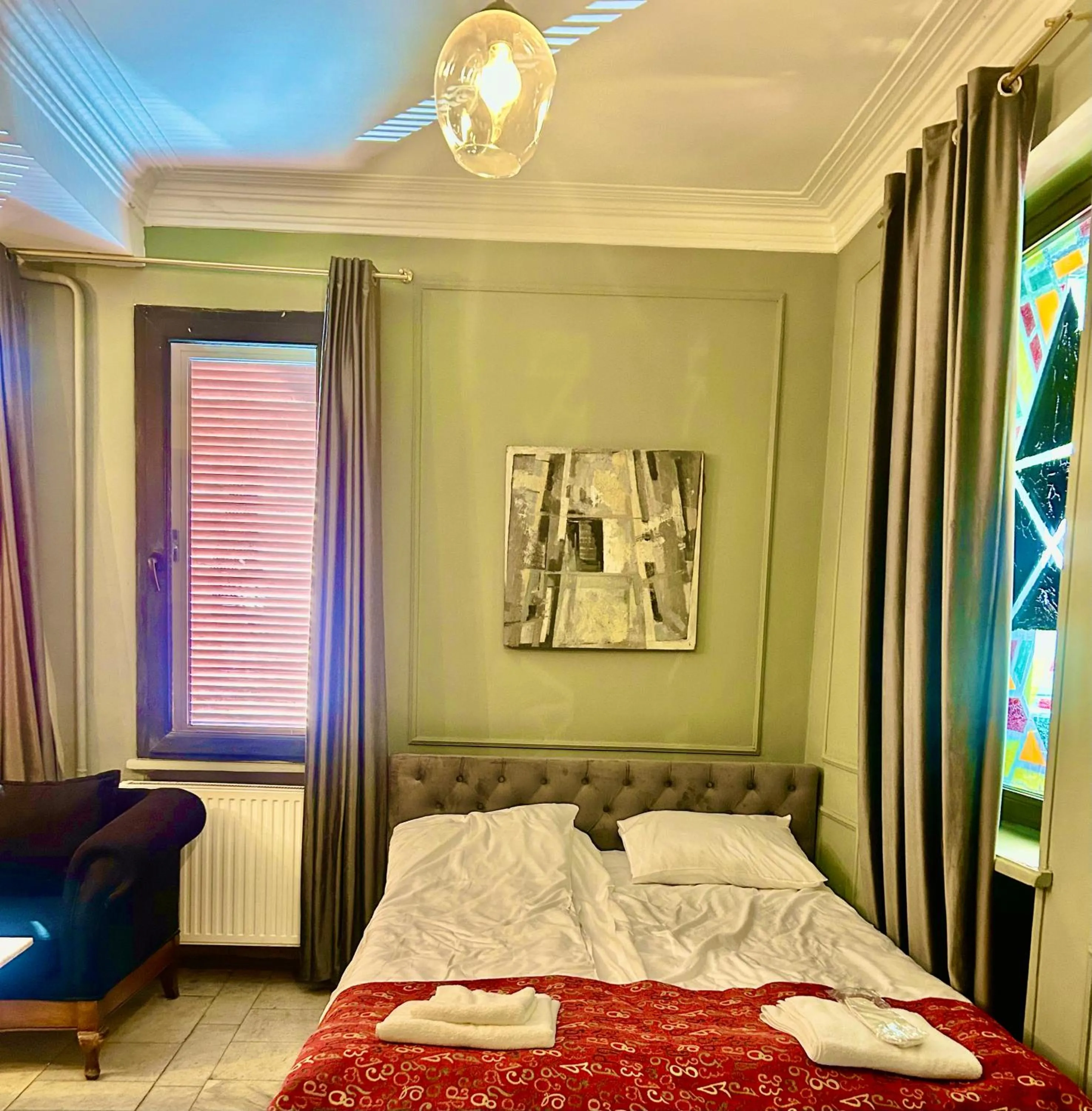 Bed in Art Hotel Home