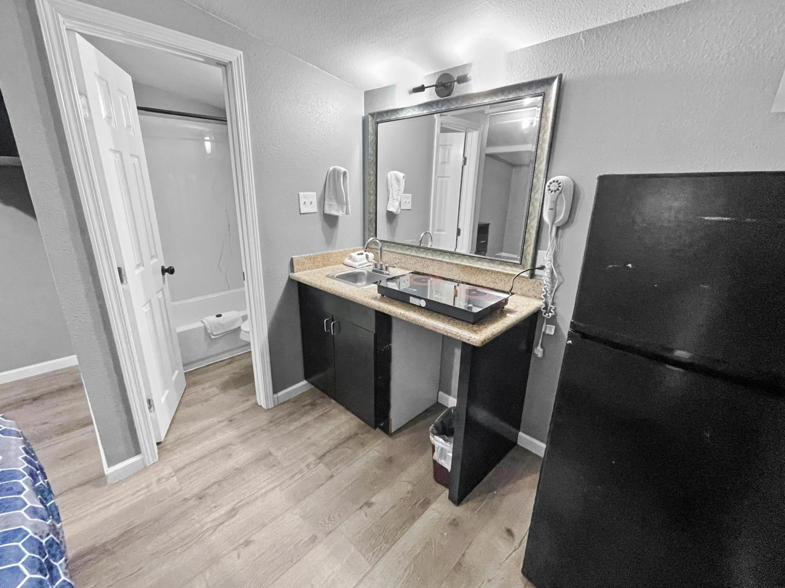 Kitchen or kitchenette in Sands Inn