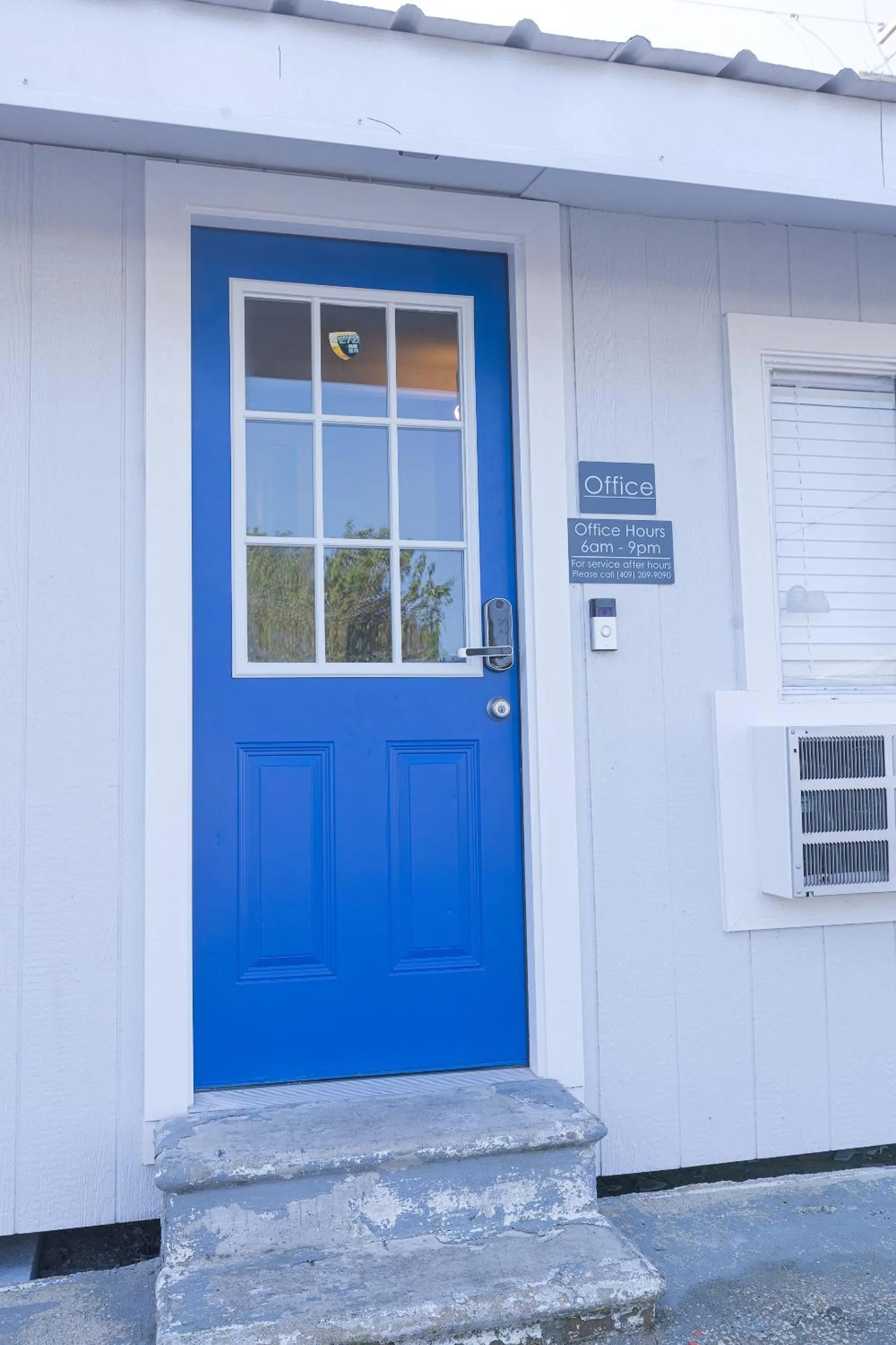 Facade/entrance in Sands Inn