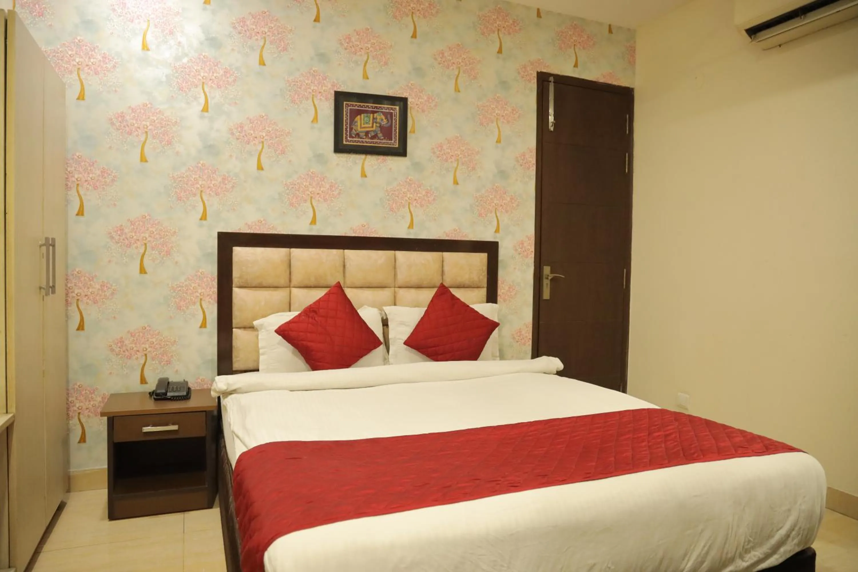 Bedroom, Bed in Hotel Nirvana Suites