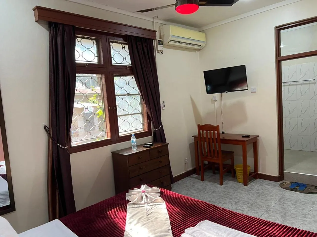 Communal lounge/ TV room, Bed in B&B HOTEL