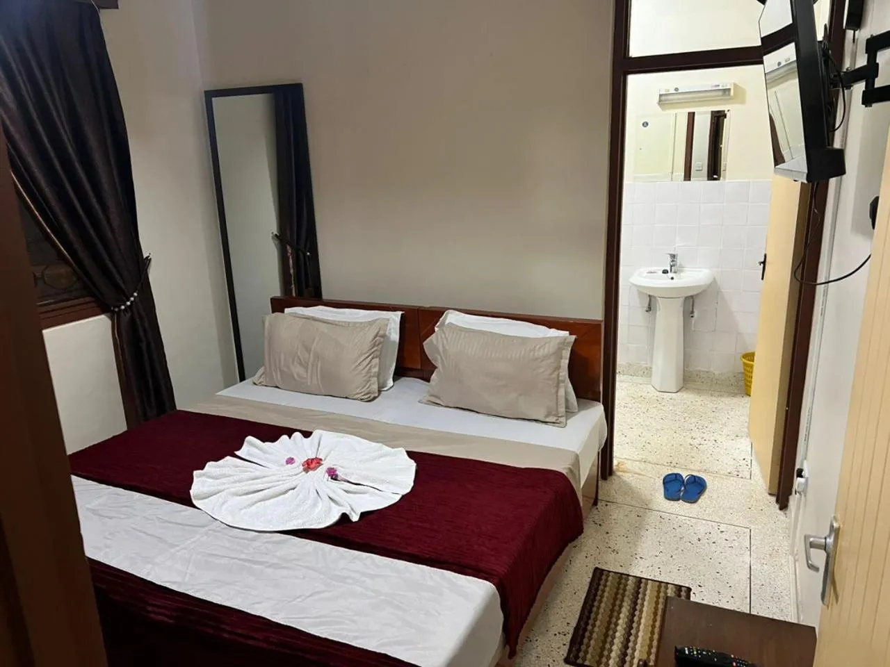 Toilet, Bed in B&B HOTEL