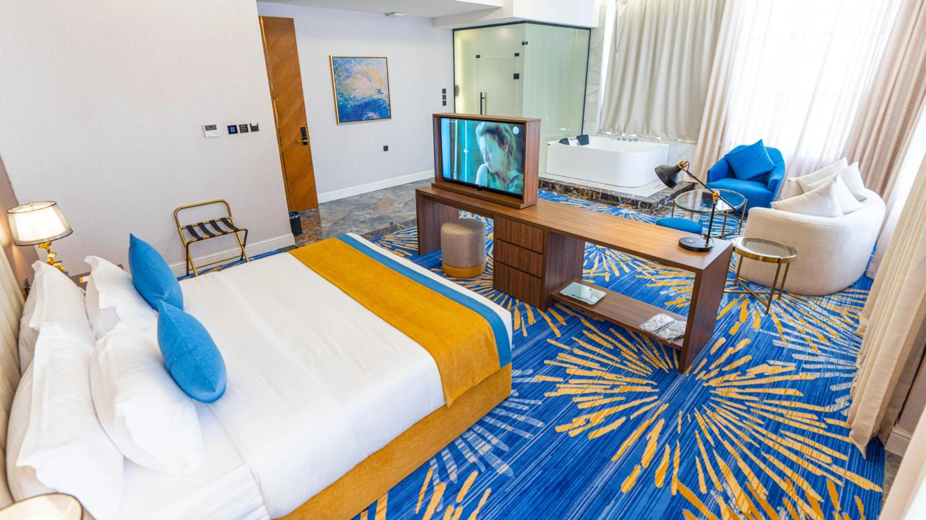 Communal lounge/ TV room, Bed in Novo Hotel