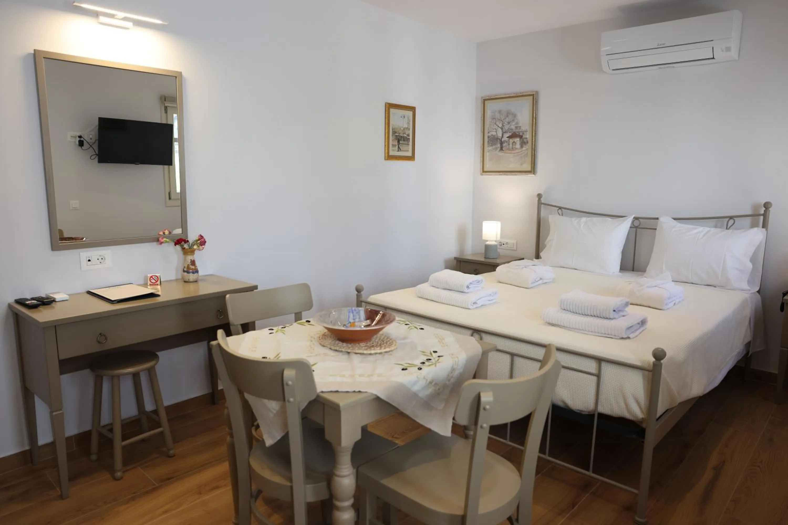 Bedroom, Bed in Lythri Studios