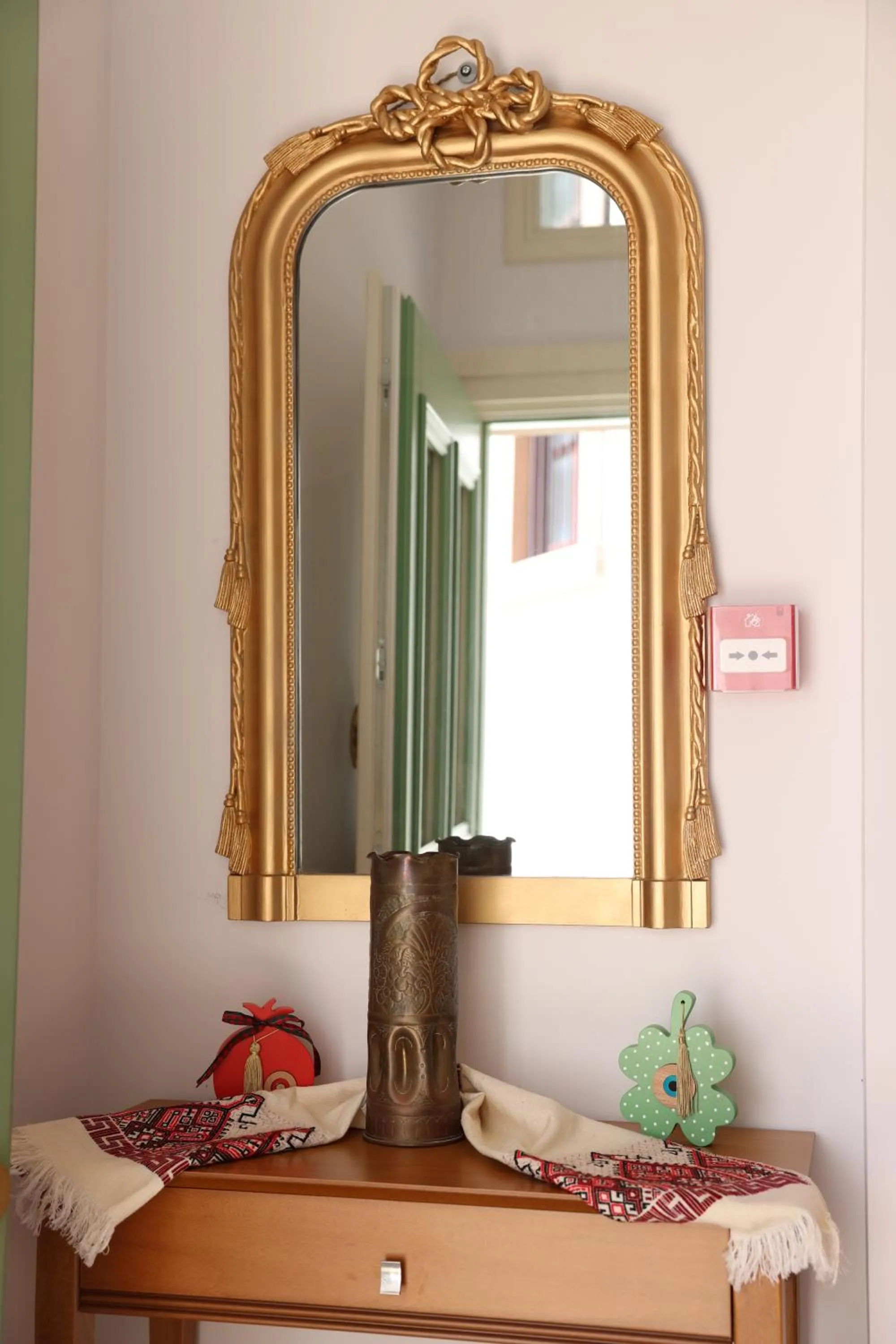 Facade/entrance in Lythri Studios