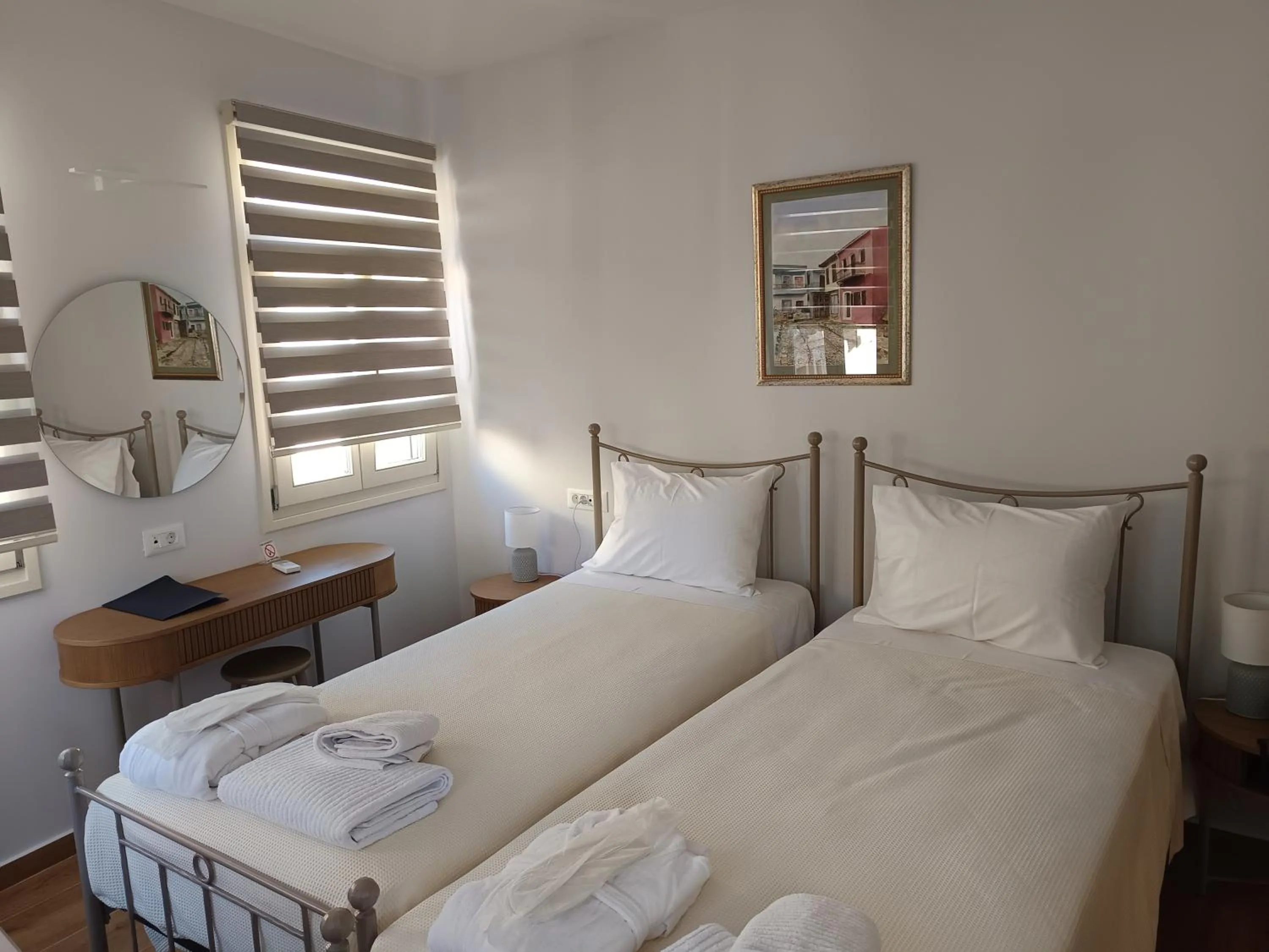 Photo of the whole room, Bed in Lythri Studios