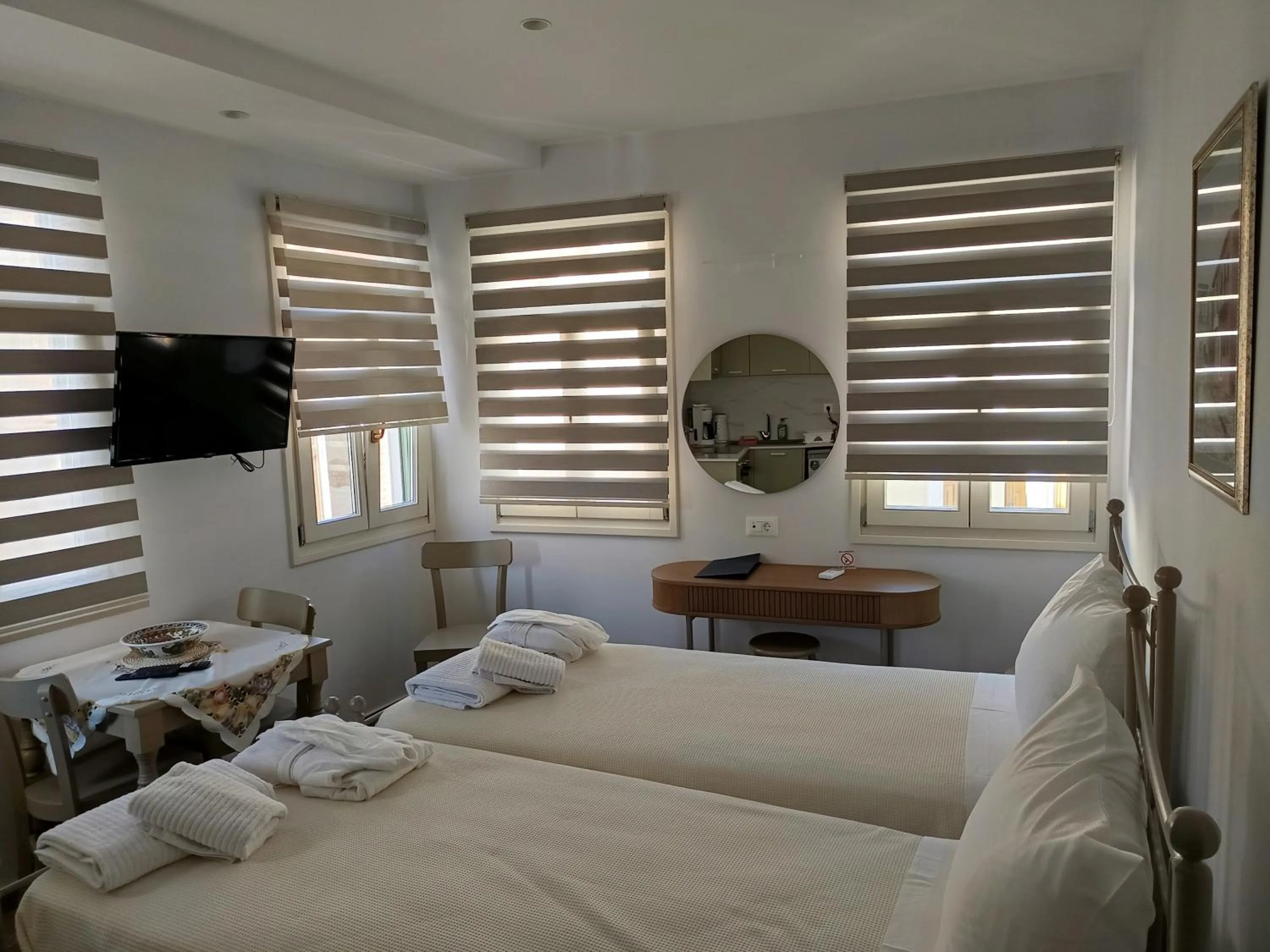 Photo of the whole room, Bed in Lythri Studios