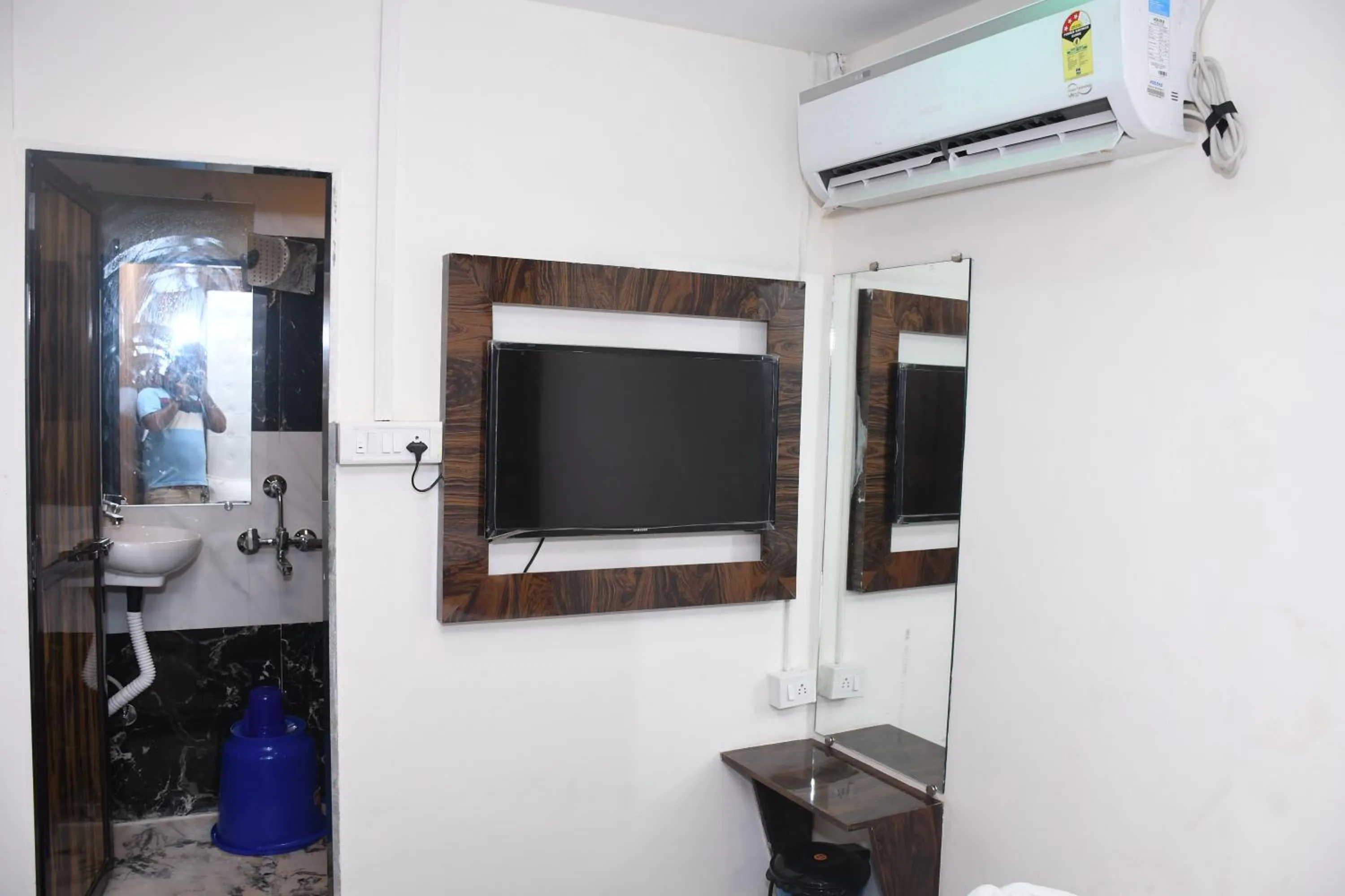 Shower in Airport Cabin Stay Mumbai Near T2