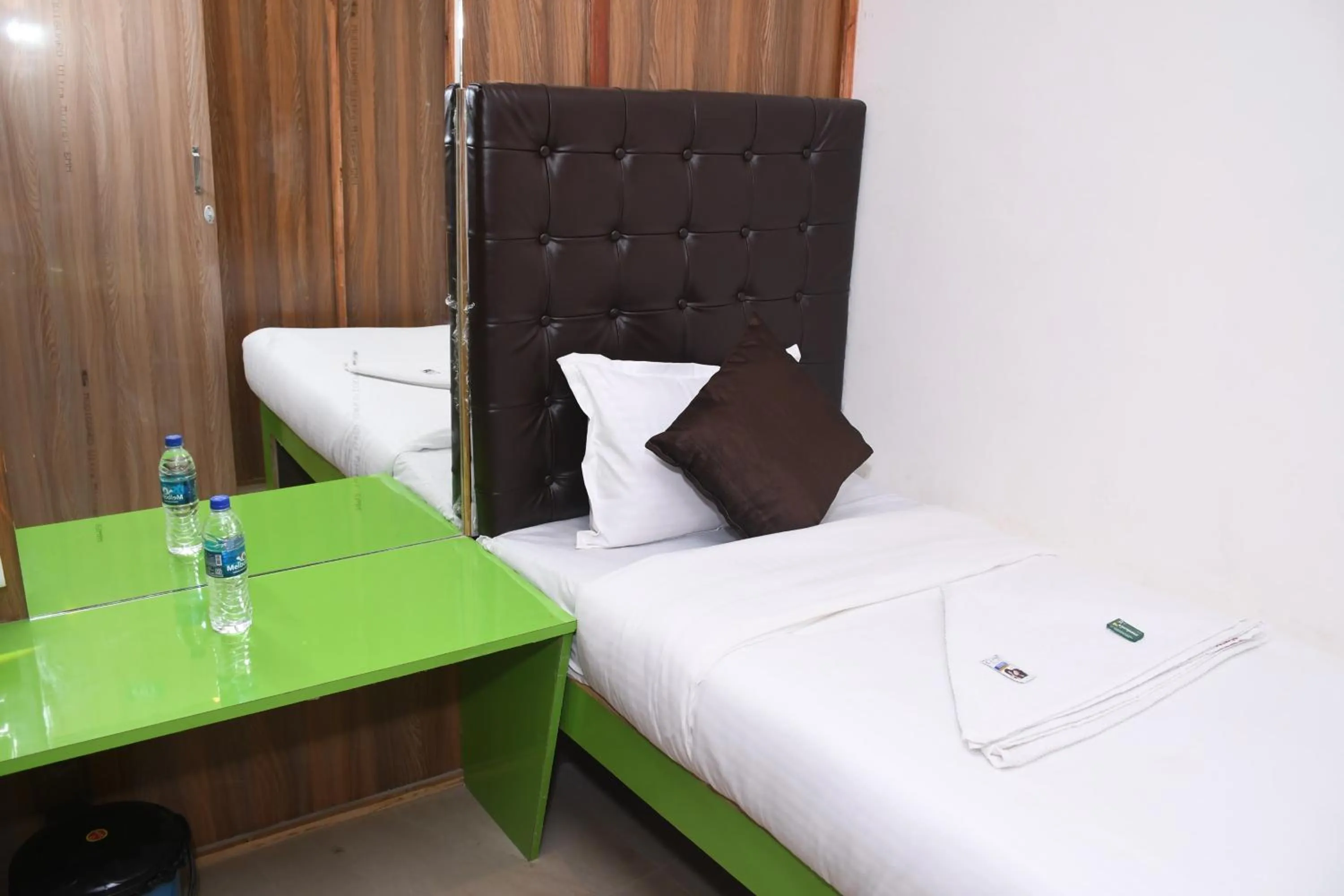Bed in Airport Cabin Stay Mumbai Near T2