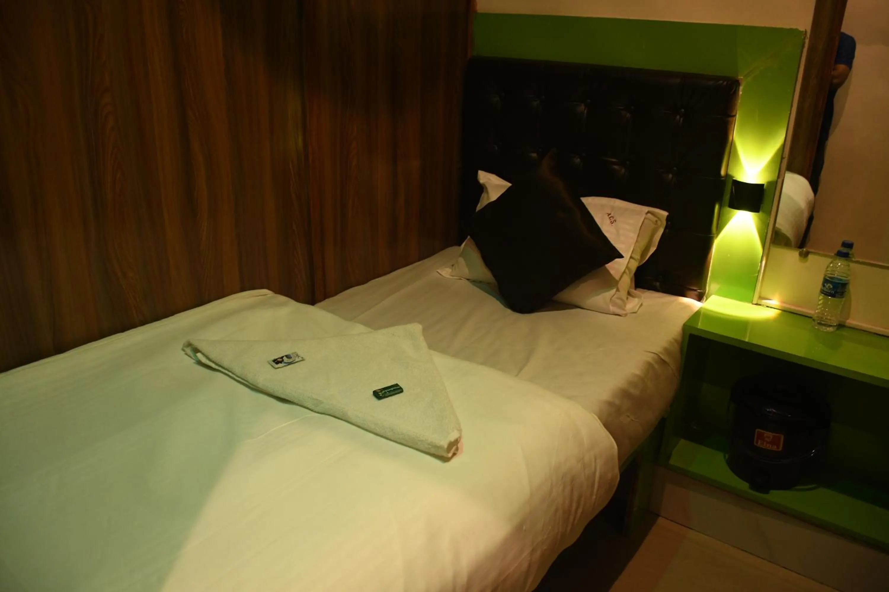 Bedroom, Bed in Airport Cabin Stay Mumbai Near T2