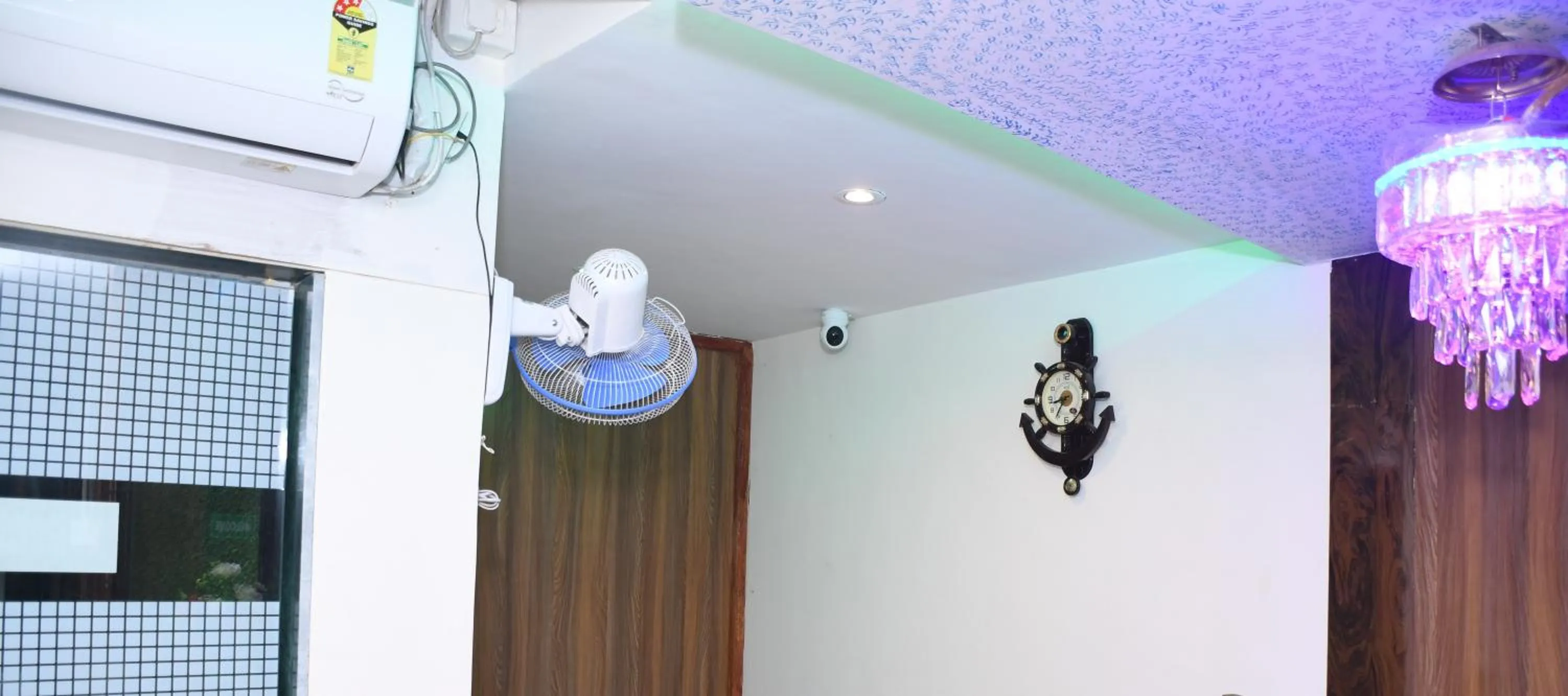 air conditioner in Airport Cabin Stay Mumbai Near T2