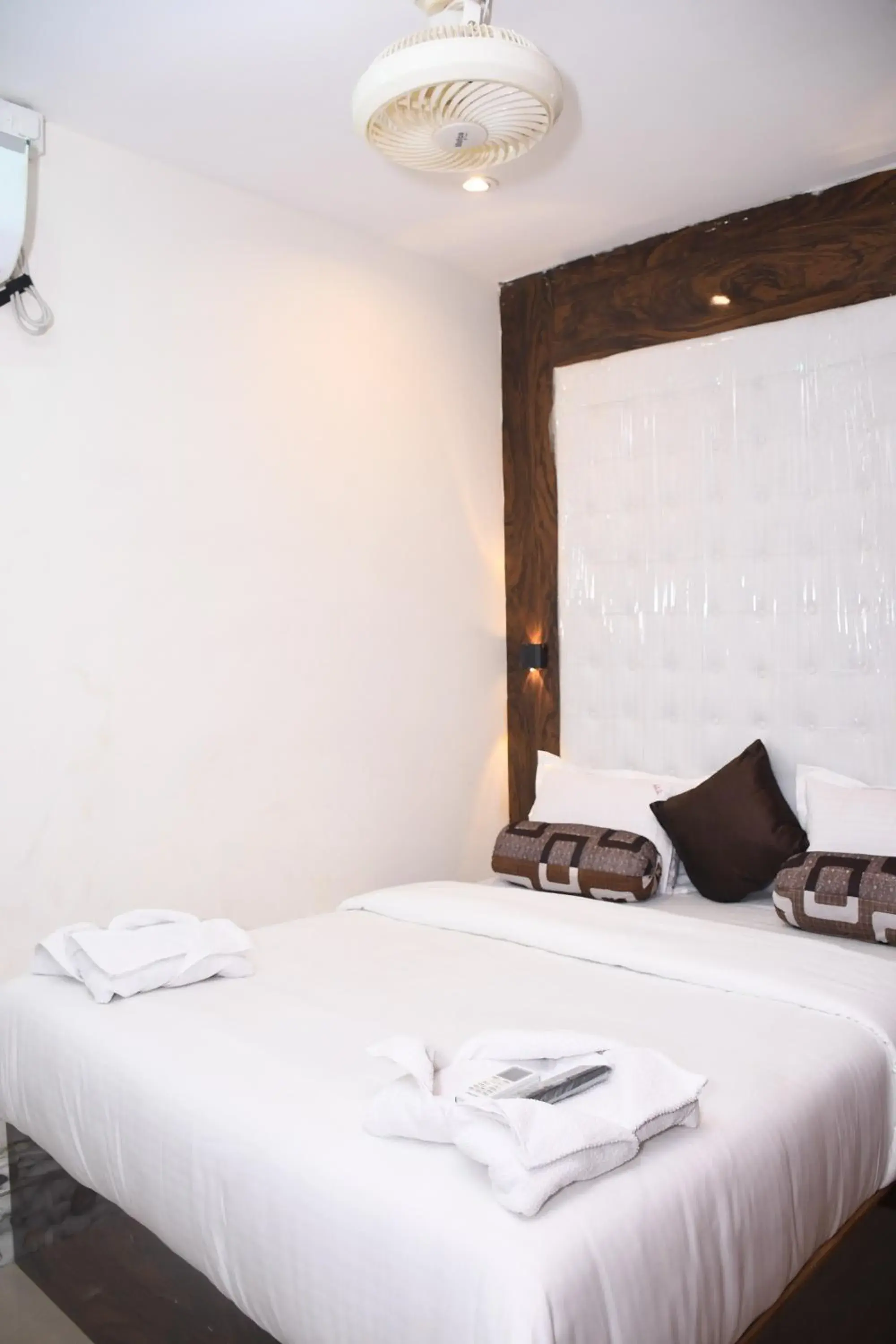 Deluxe Double Room - single occupancy in Airport Cabin Stay Mumbai Near T2 Deluxe Double Room - single occupancy in Airport Cabin Stay Mumbai Near T2