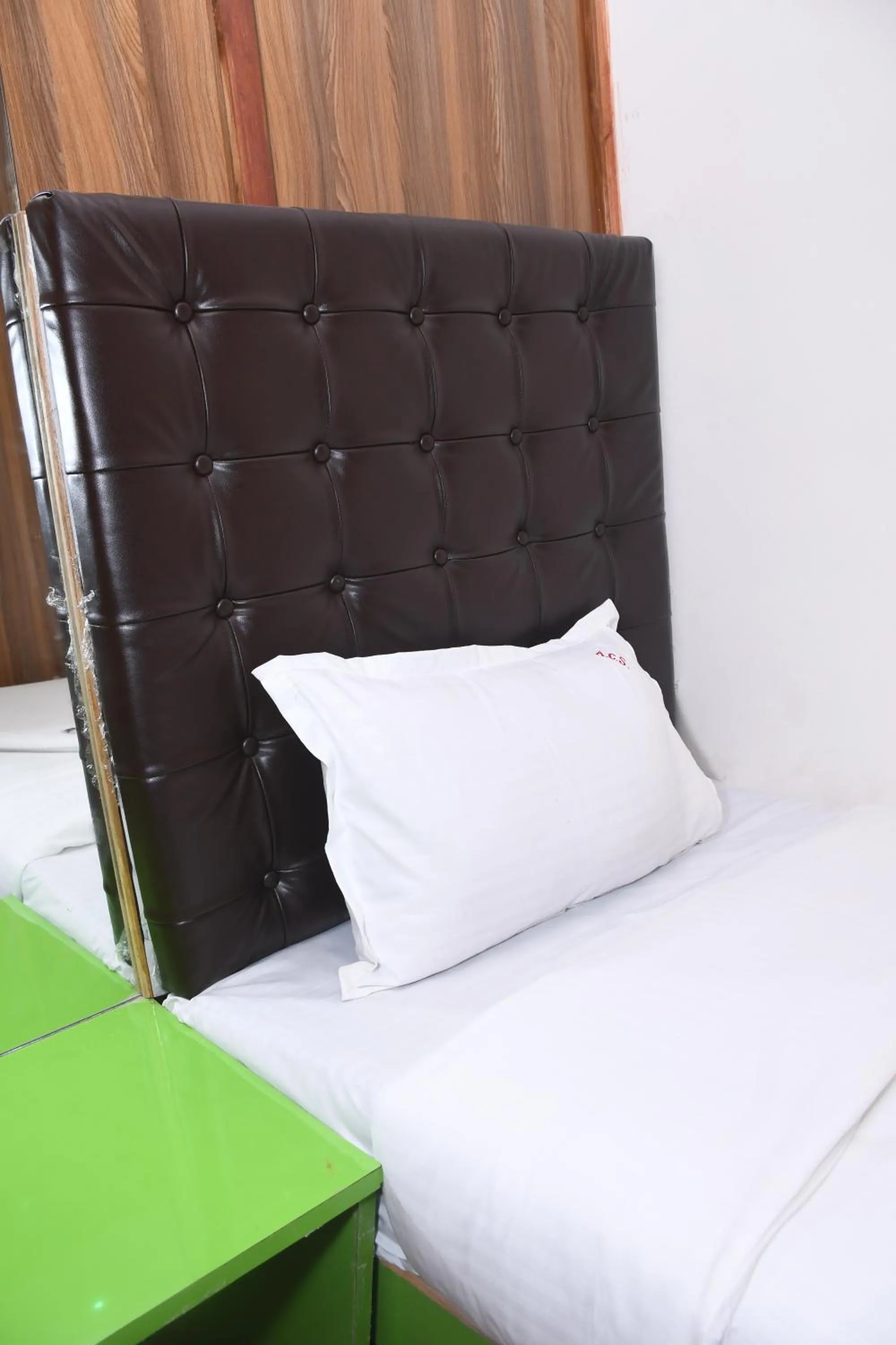 Bed in Airport Cabin Stay Mumbai Near T2