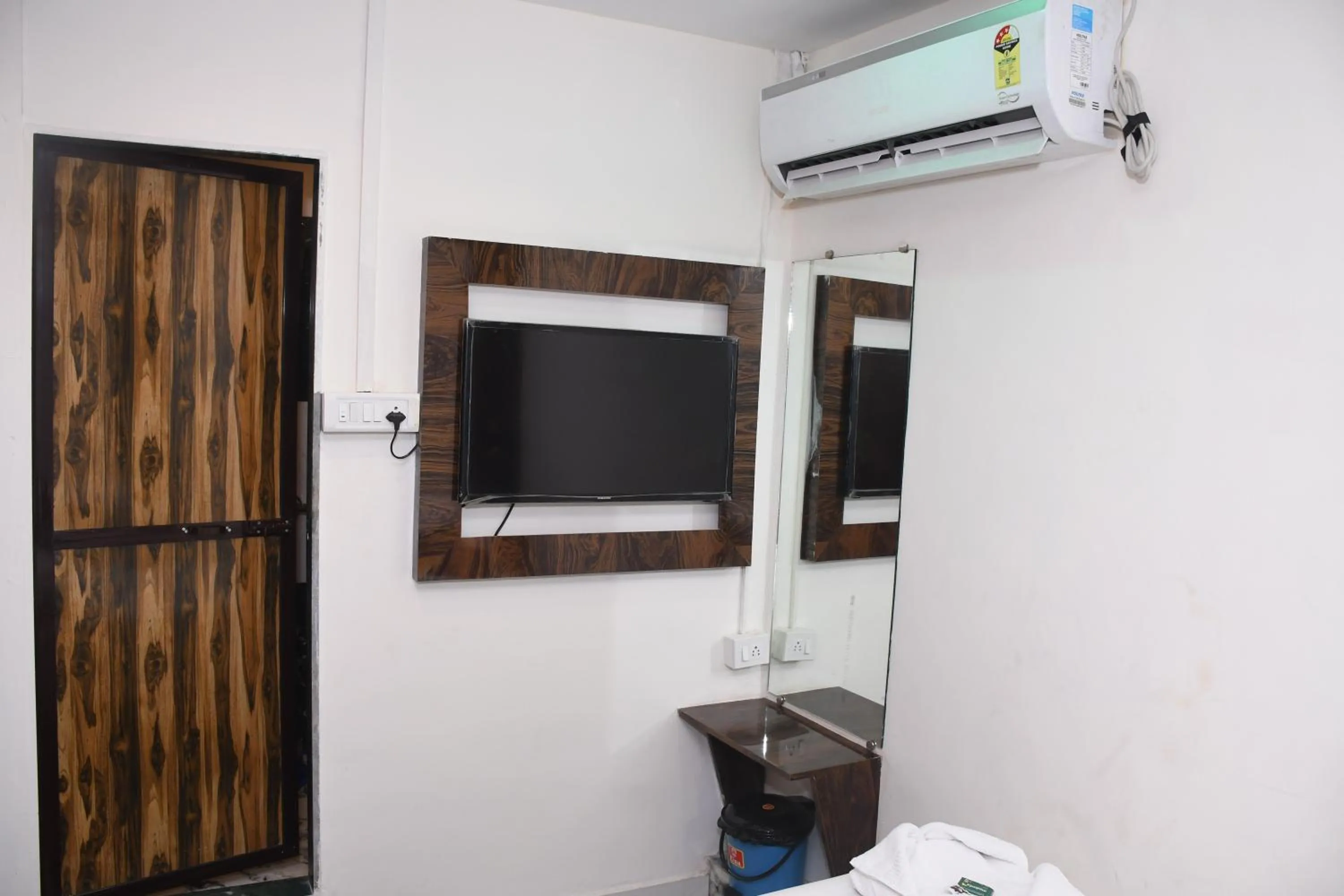 Communal lounge/ TV room in Airport Cabin Stay Mumbai Near T2