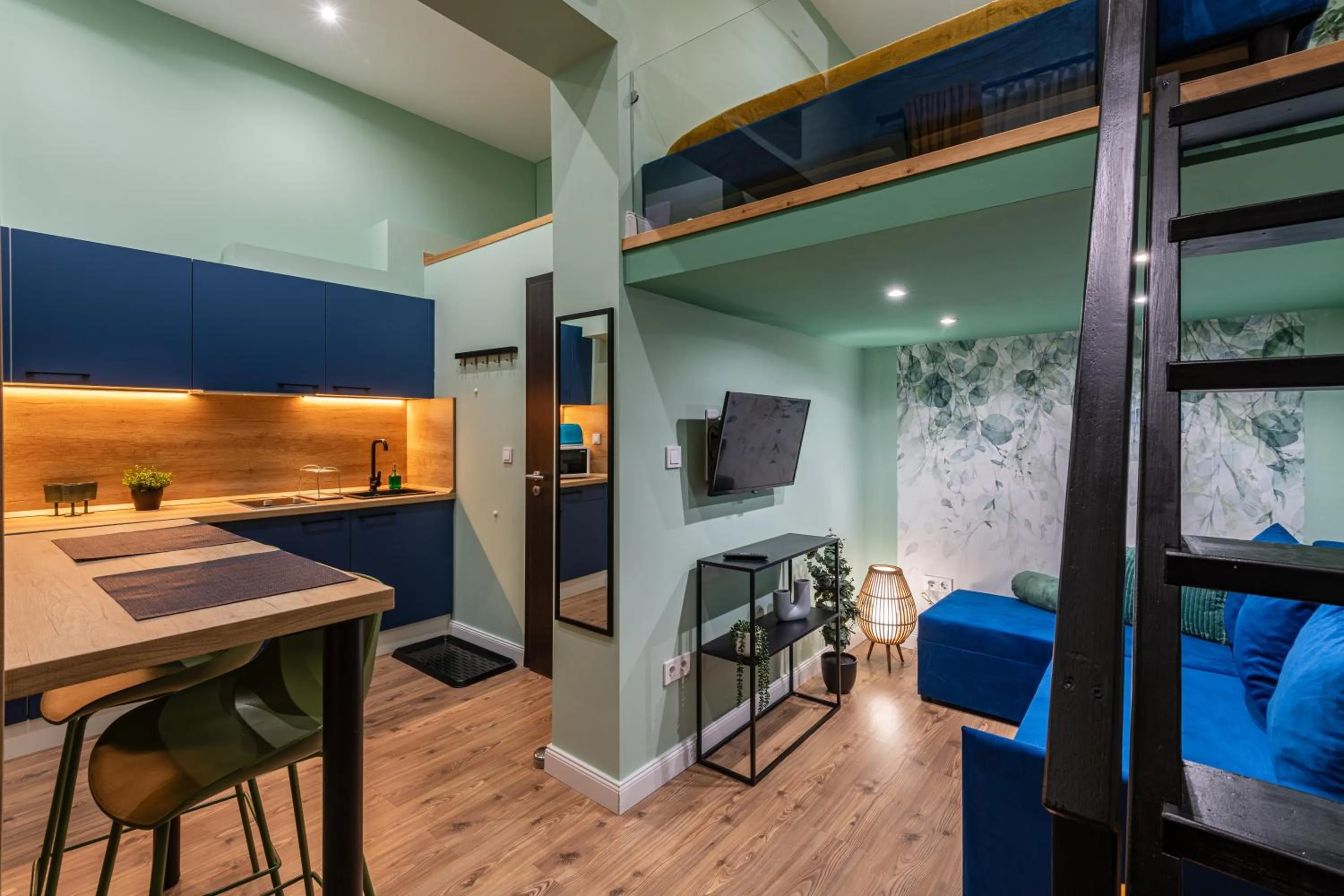 Studio - Split Level in Budapest Holidays Courtyard