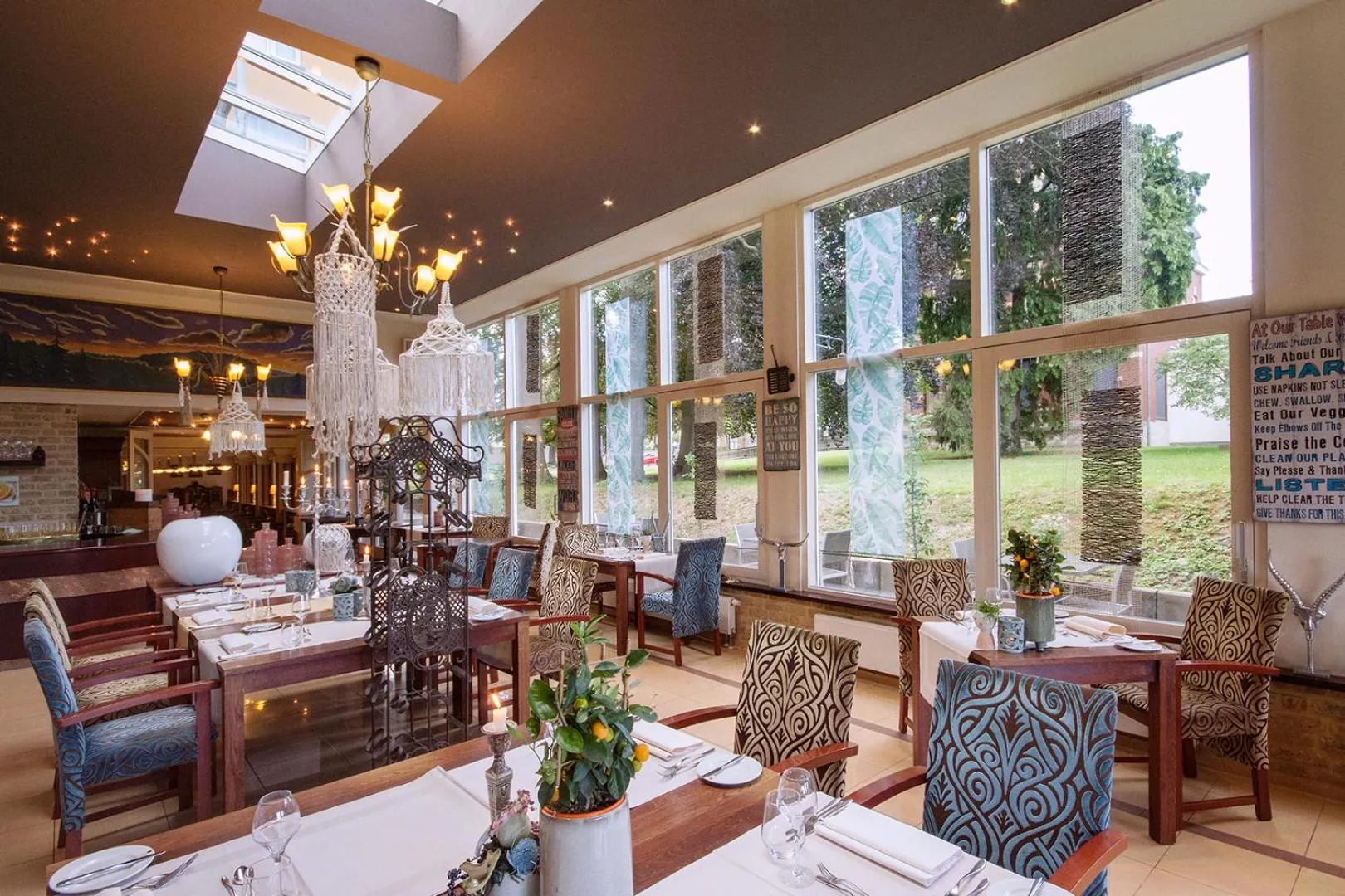 Restaurant/places to eat in Grand Hotel Monopole