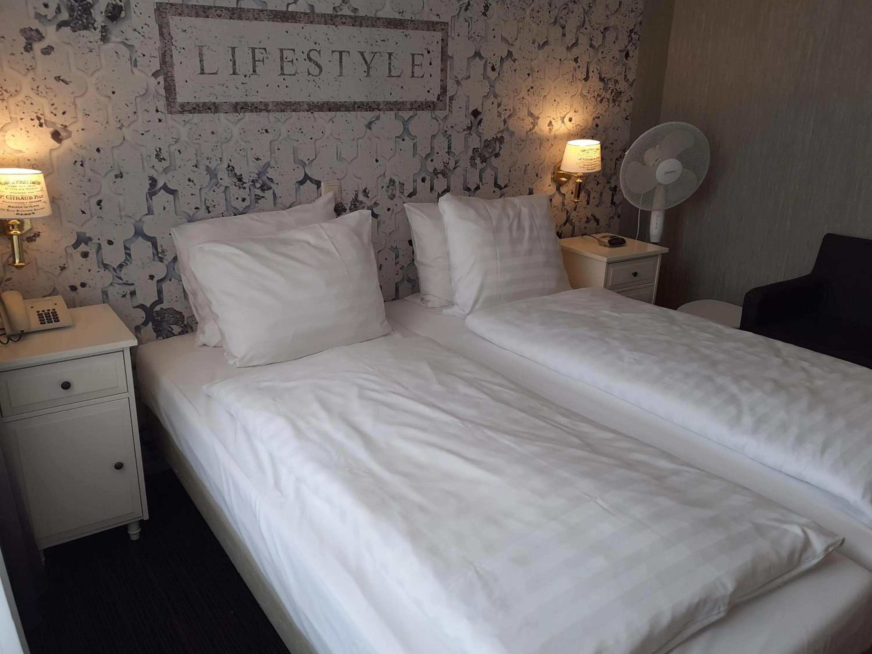 Photo of the whole room, Bed in Grand Hotel Monopole