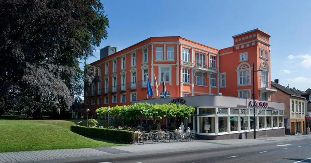 Property building in Grand Hotel Monopole