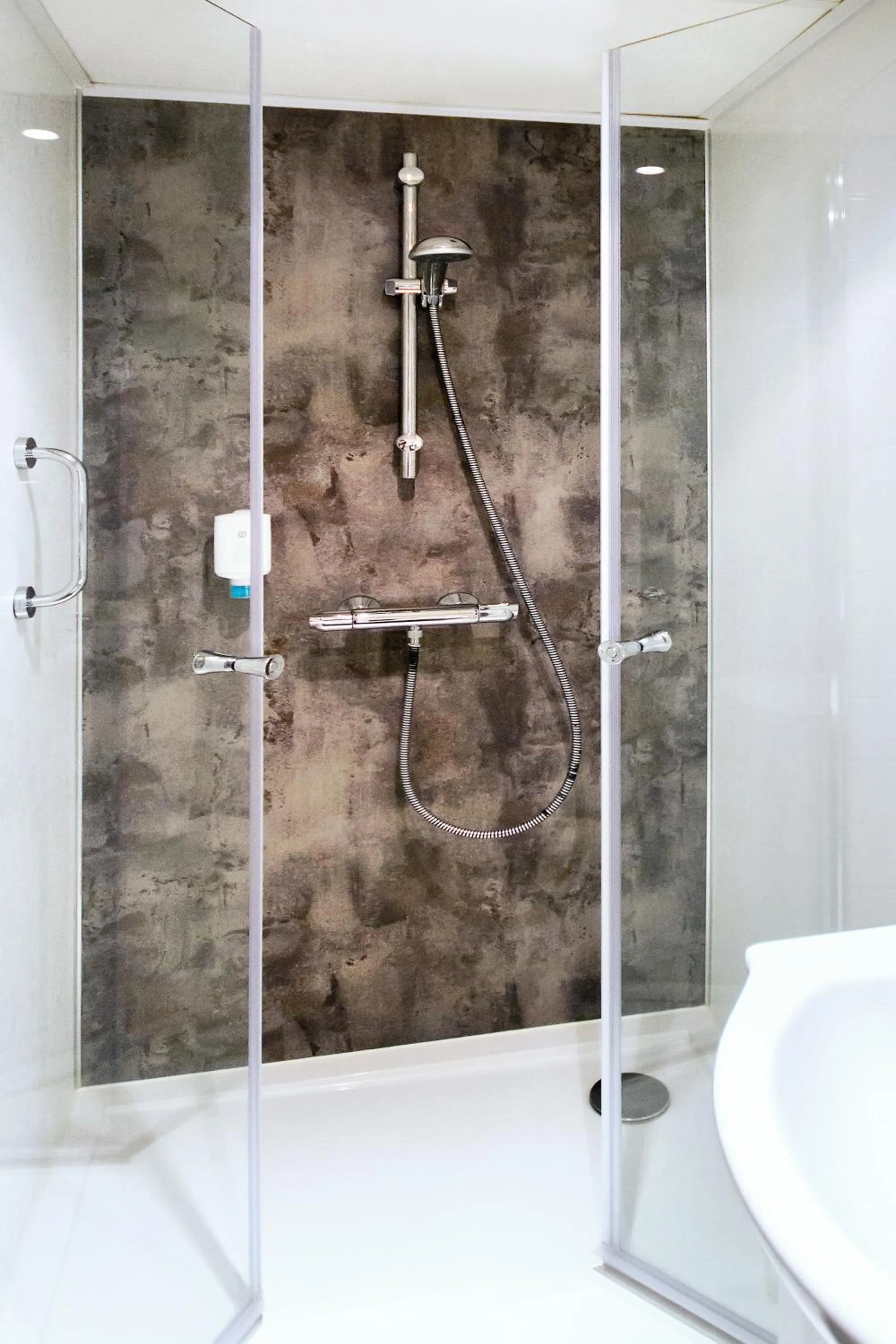 Shower in Grand Hotel Monopole