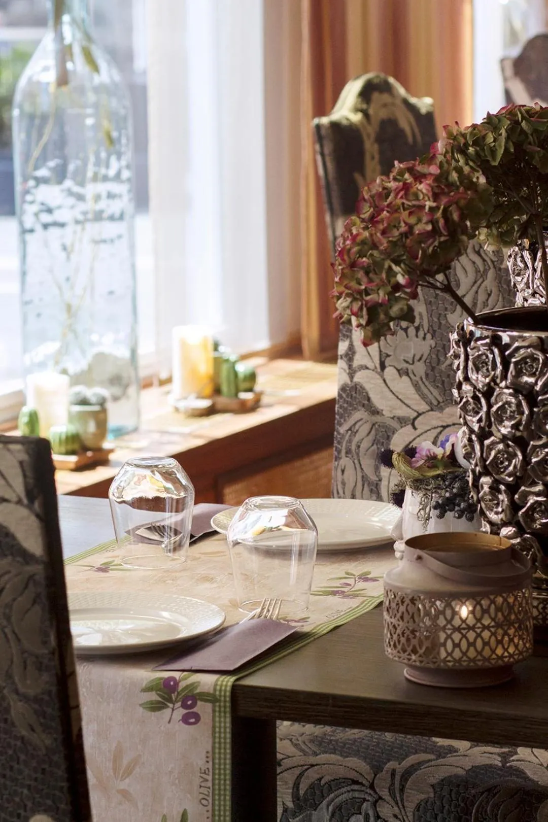 Restaurant/places to eat in Grand Hotel Monopole