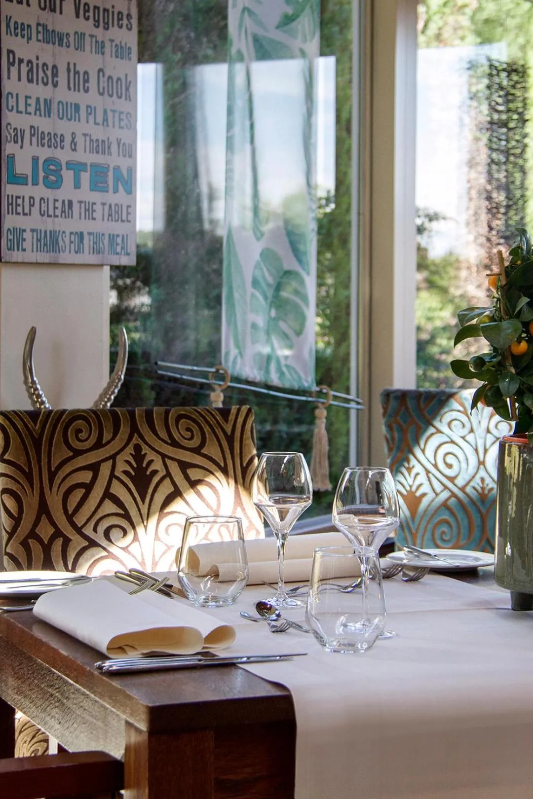 Restaurant/places to eat in Grand Hotel Monopole