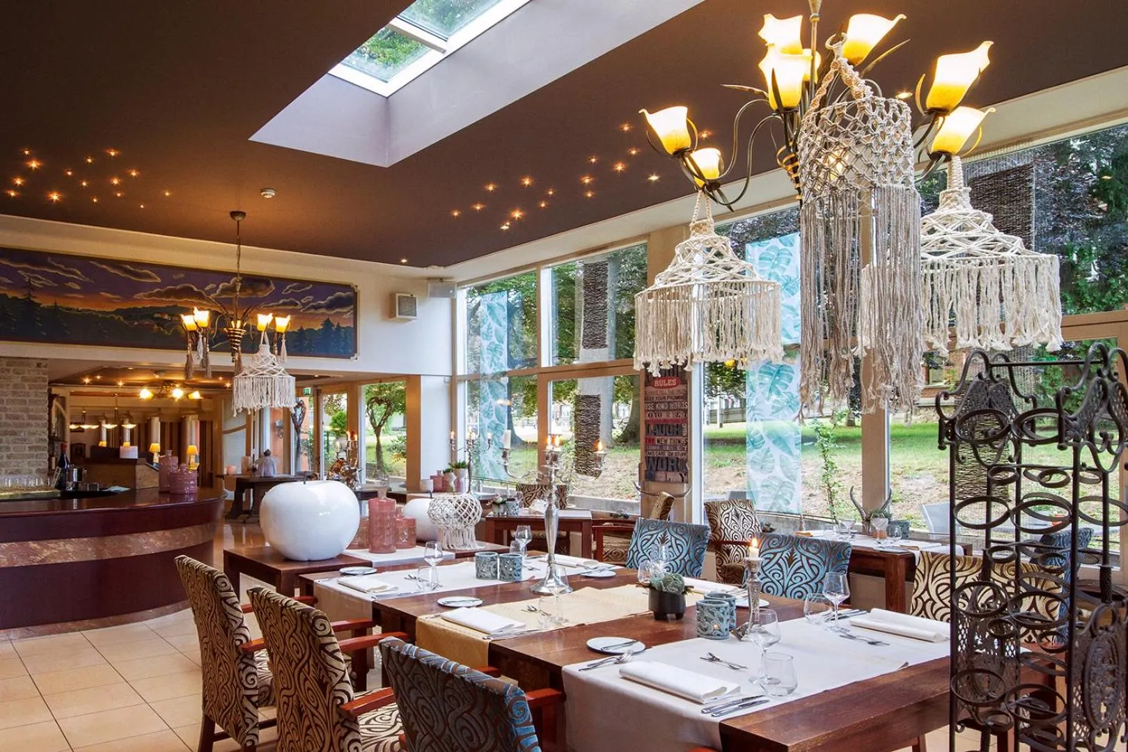 Restaurant/places to eat in Grand Hotel Monopole