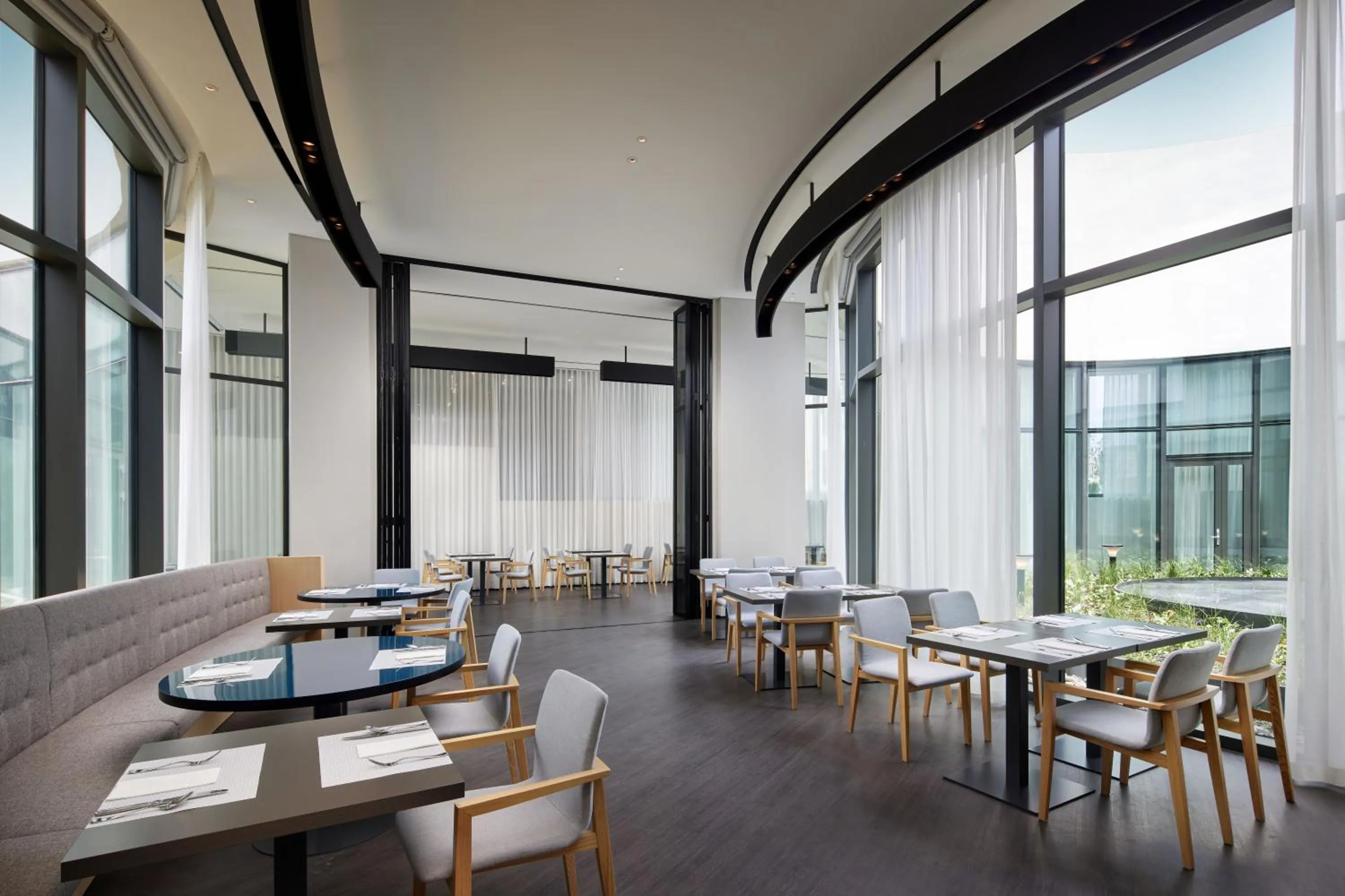 Restaurant/places to eat in Shilla Stay Plus Iho Tewoo Ocean Front