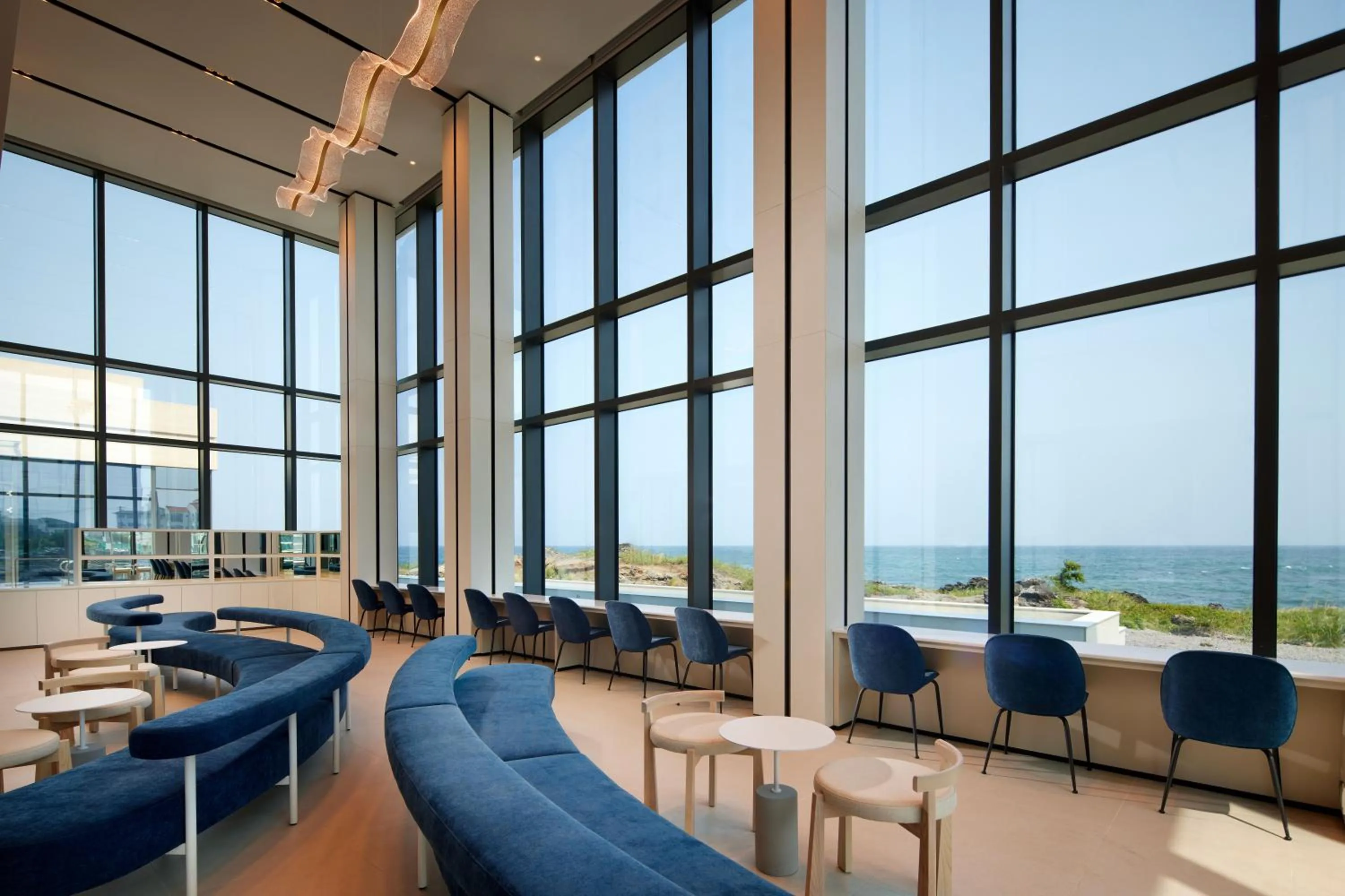 Seating area in Shilla Stay Plus Iho Tewoo Ocean Front