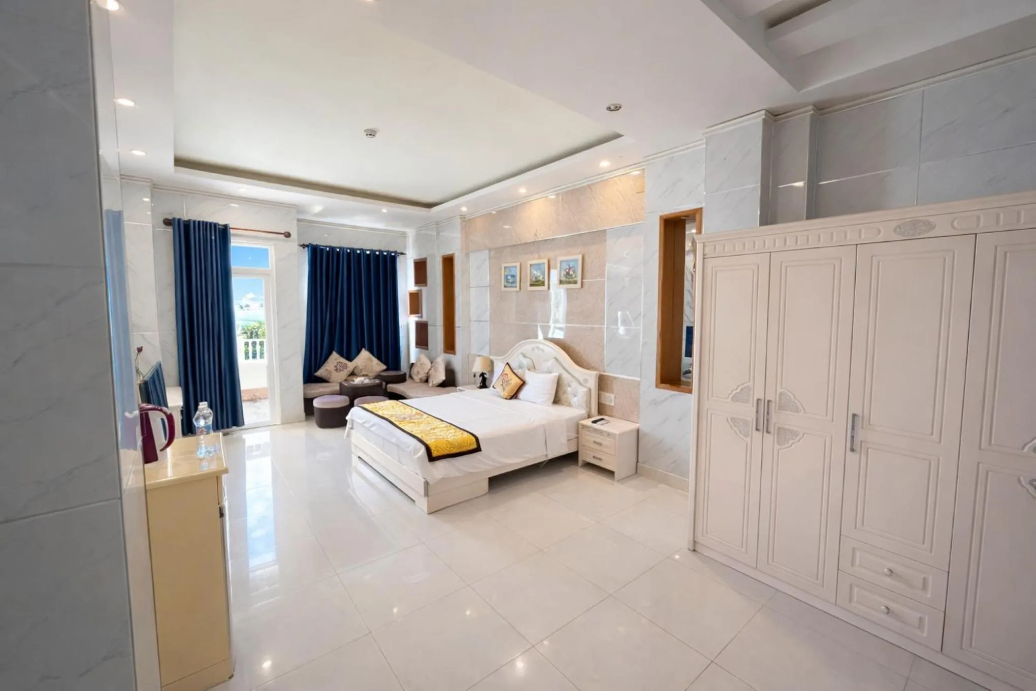 wardrobe, Bed in Hồng Nhung Hotel Kiên Giang