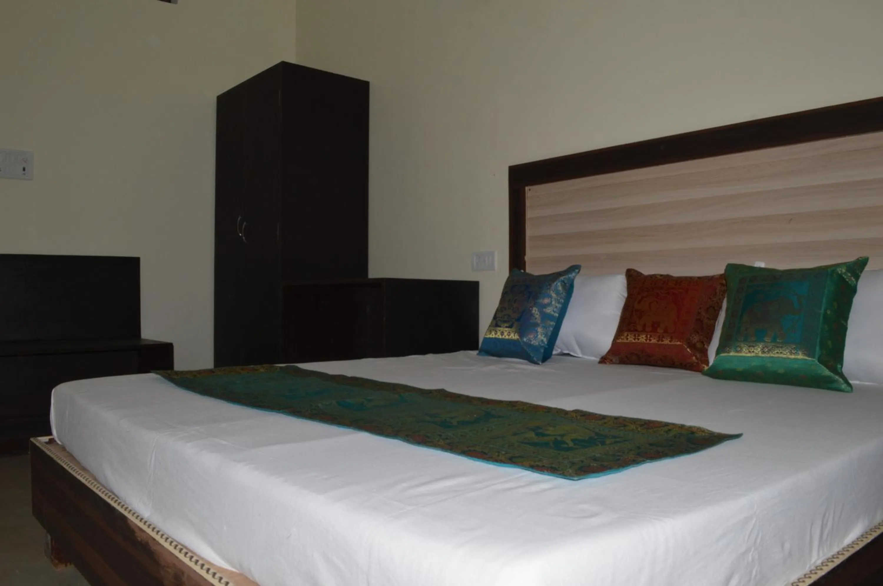 Bed in Hotel Plaza_Khajuraho