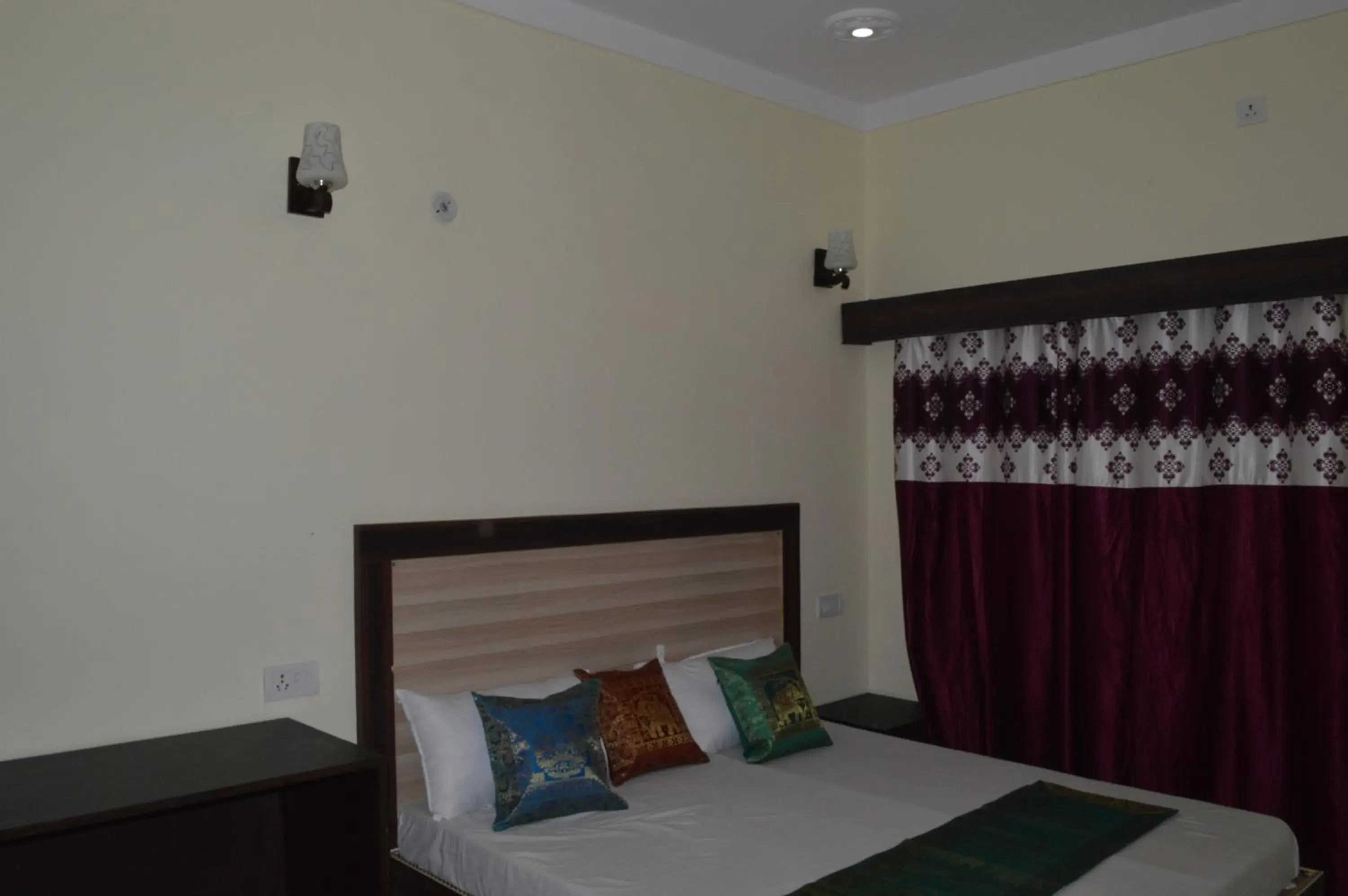 Bed in Hotel Plaza_Khajuraho Bed in Hotel Plaza_Khajuraho