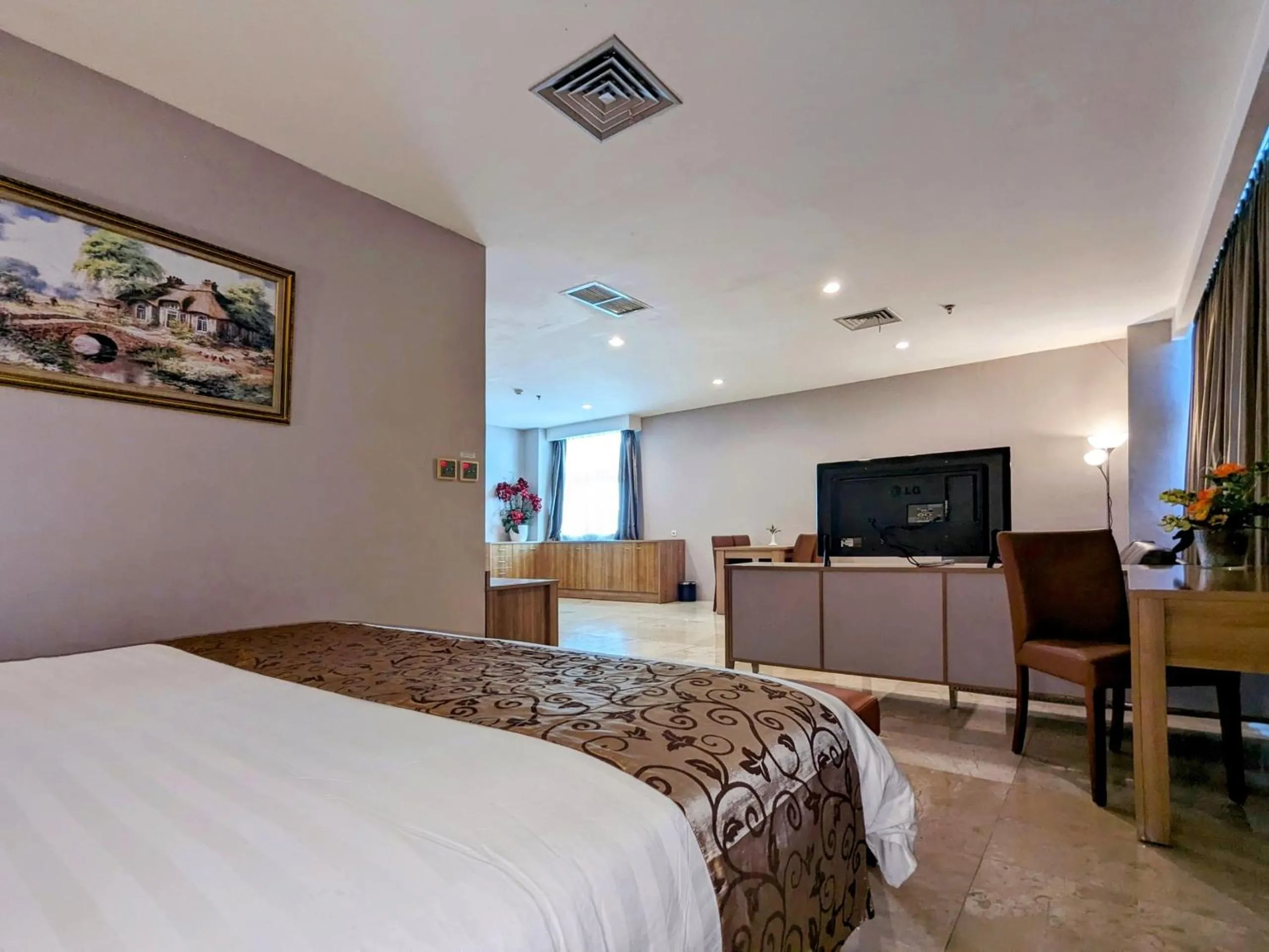 Photo of the whole room in Grand Zuri Pematangsiantar