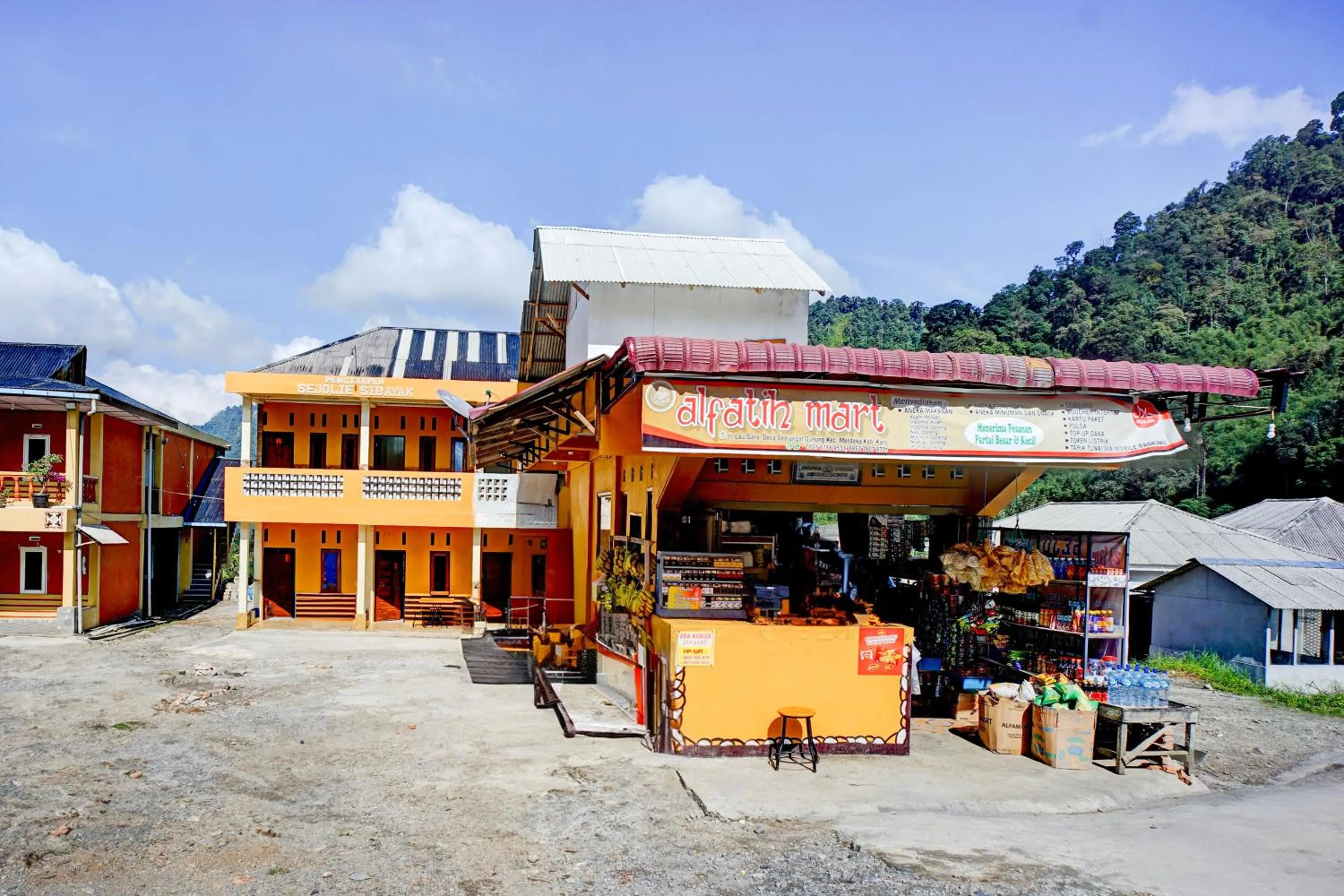 Facade/entrance in Hotel O Sejolie Sibayak