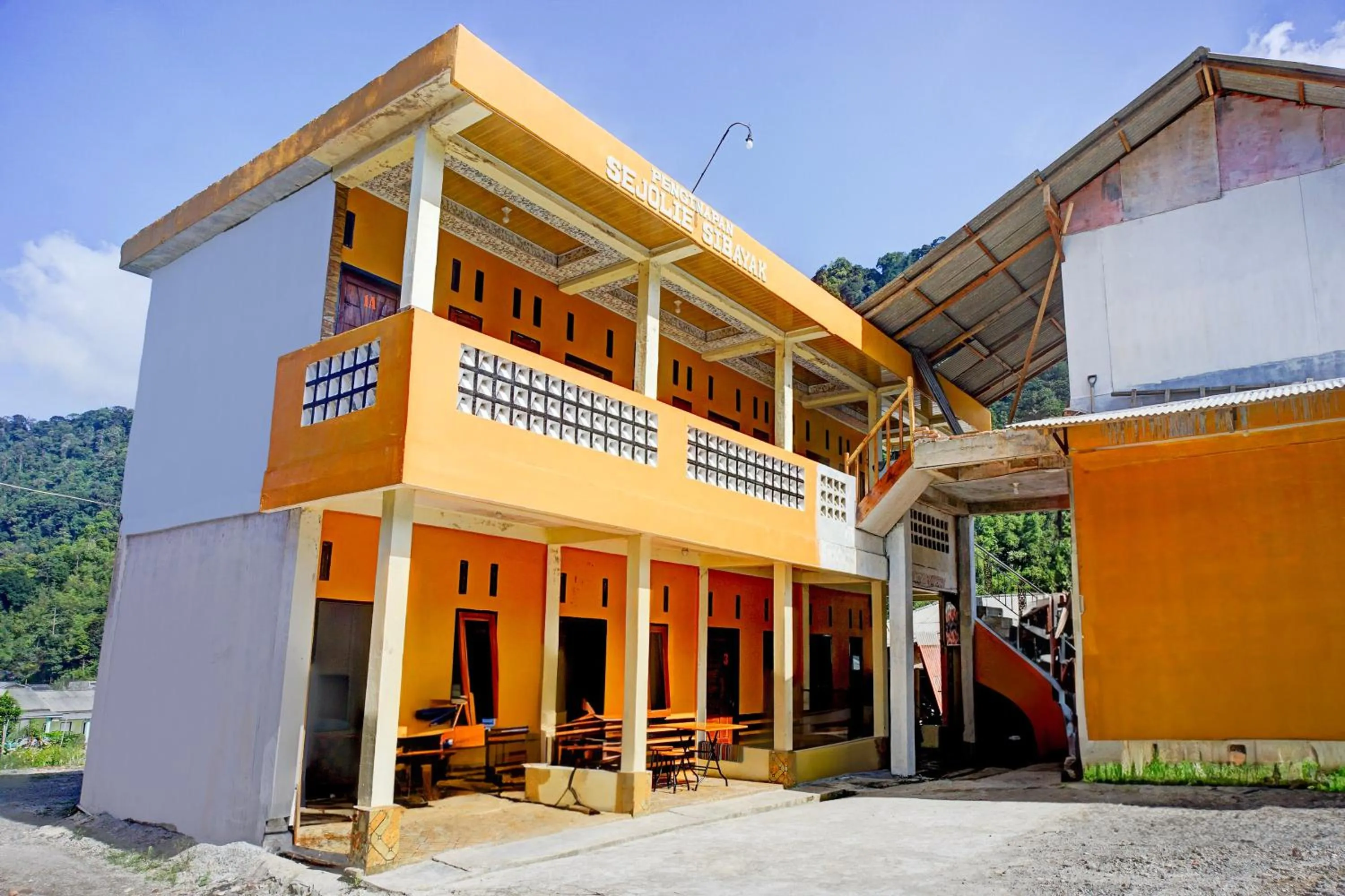 Facade/entrance in Hotel O Sejolie Sibayak