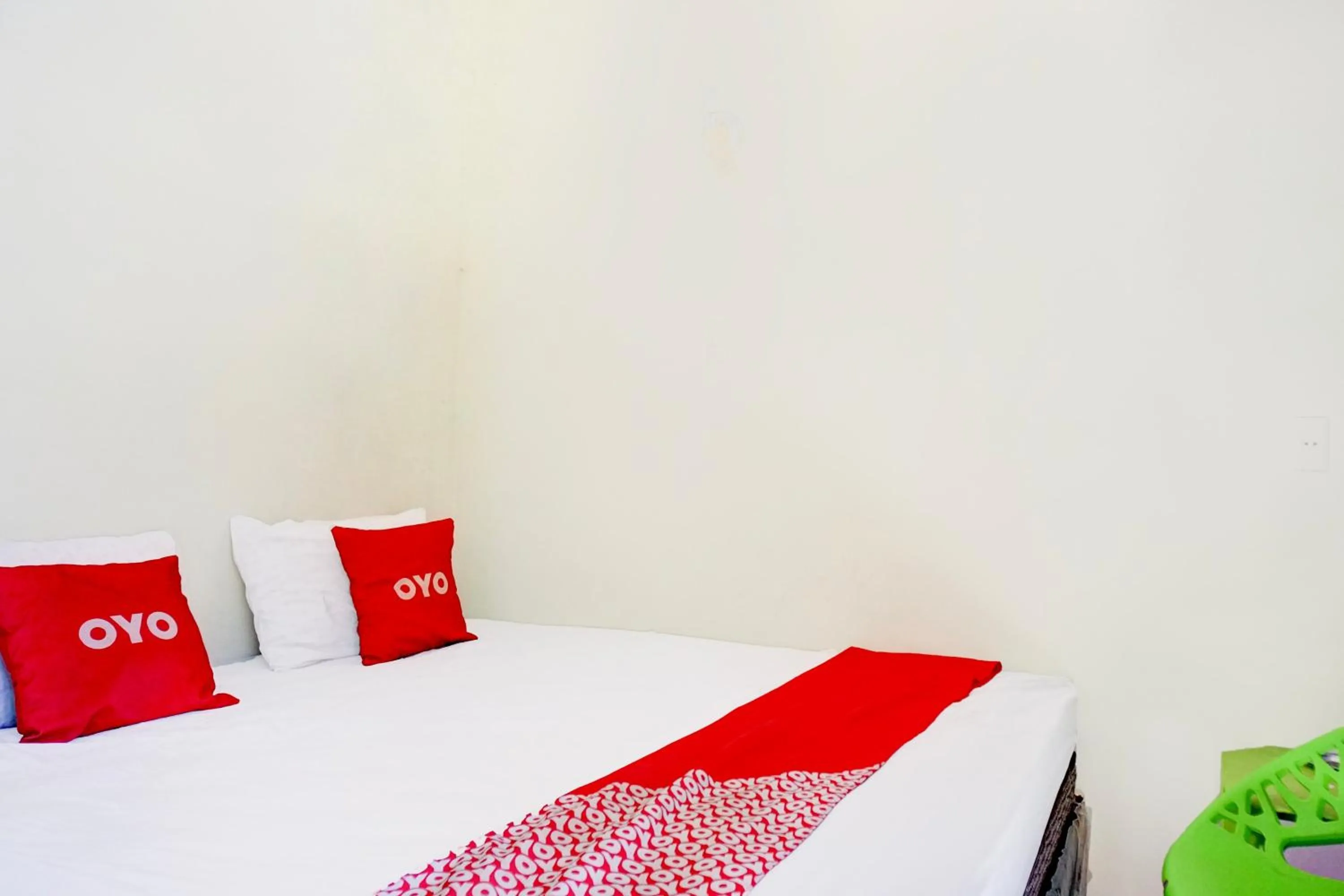 Bedroom, Bed in Hotel O Sejolie Sibayak