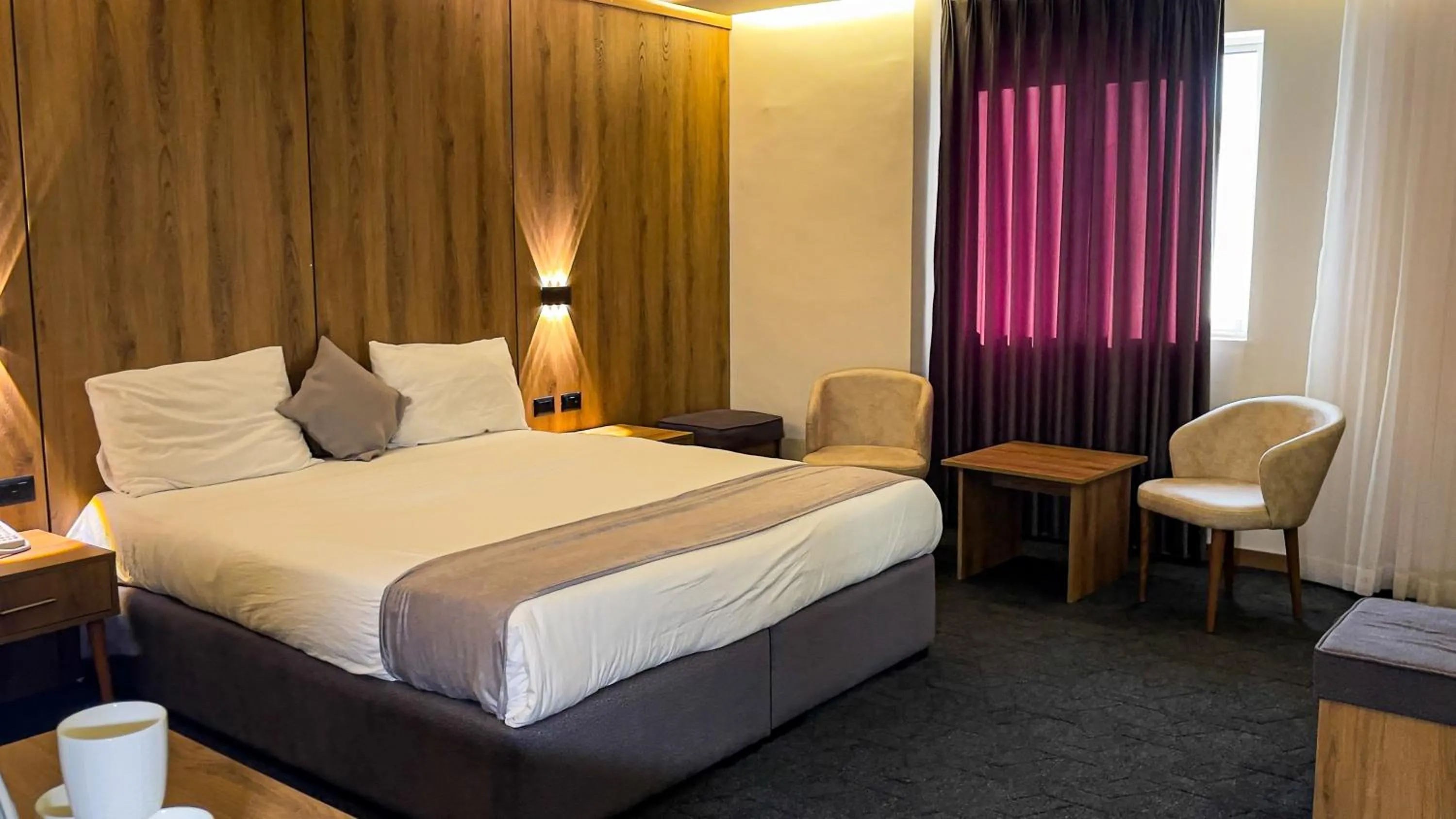 Bedroom, Bed in Sandy palace Hotel